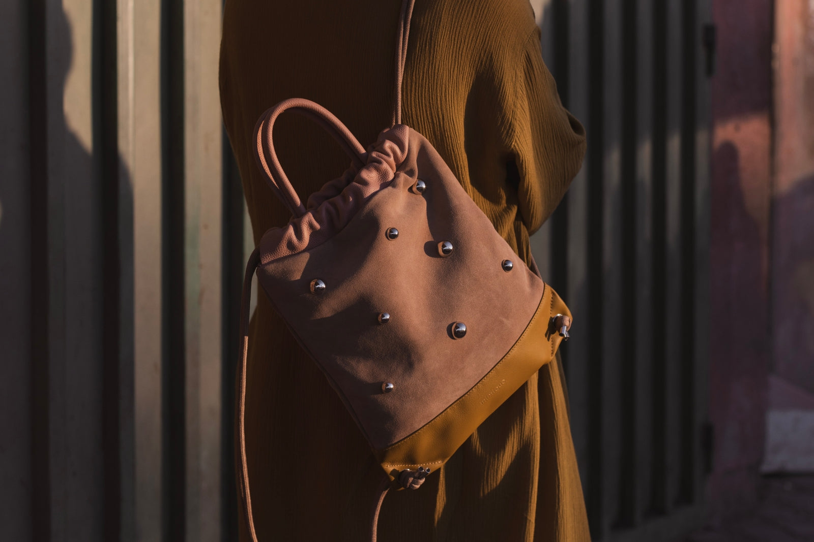 Mochilas del piel, serraje y lona impermeable para mujer Mimique. Calidad made in Spain. Cómodas, ligeras y muy resistentes