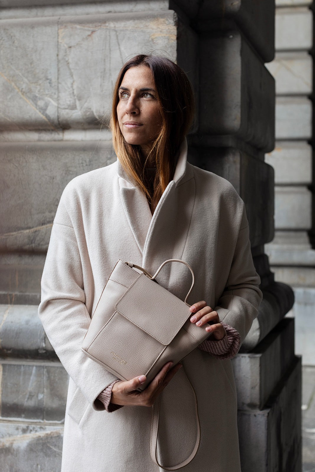 Bolso pequeño mediano de piel con asa regulable Andrín mini nude