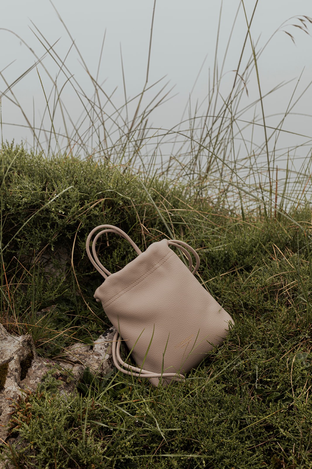 Mini bolso de piel color nude Mimique - Hecho a mano en España