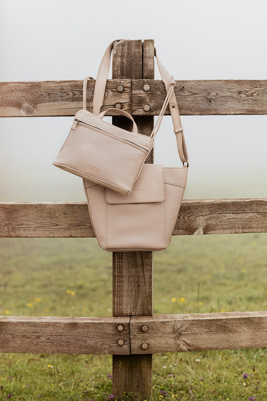 Bolso de piel bandolera ligero y funcional con un diseño elegante y sencillo.