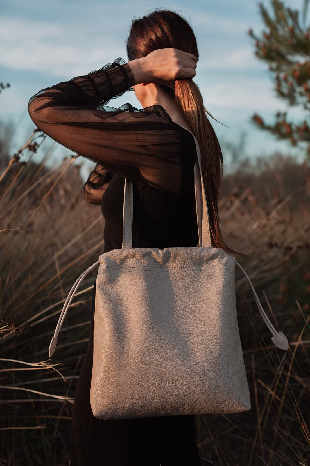 Bolso Tote Bag de piel de gran capacidad y comodidad Barro color nude