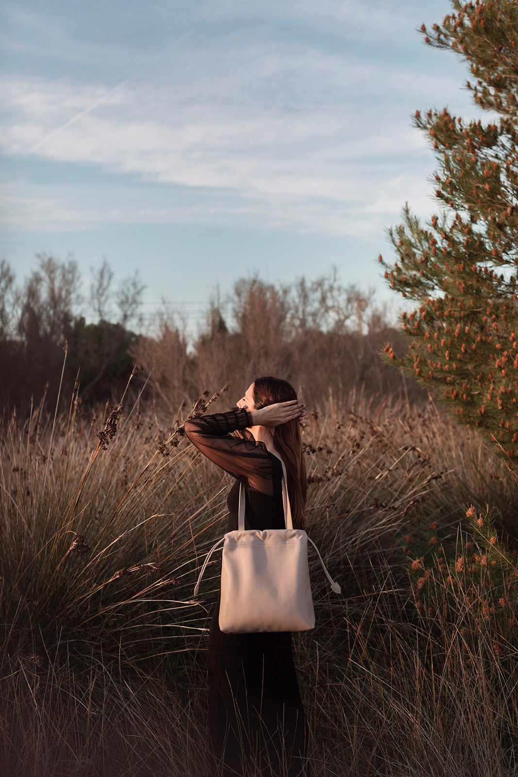 Bolso Tote Bag de piel de gran capacidad y comodidad Barro color nude