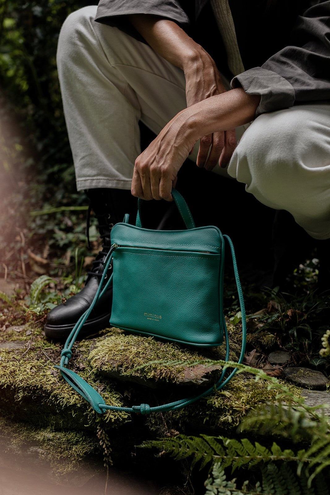 Bolso de mujer ligero y funcional en piel América color verde caqui. Bandolera de tamaño pequeño.
