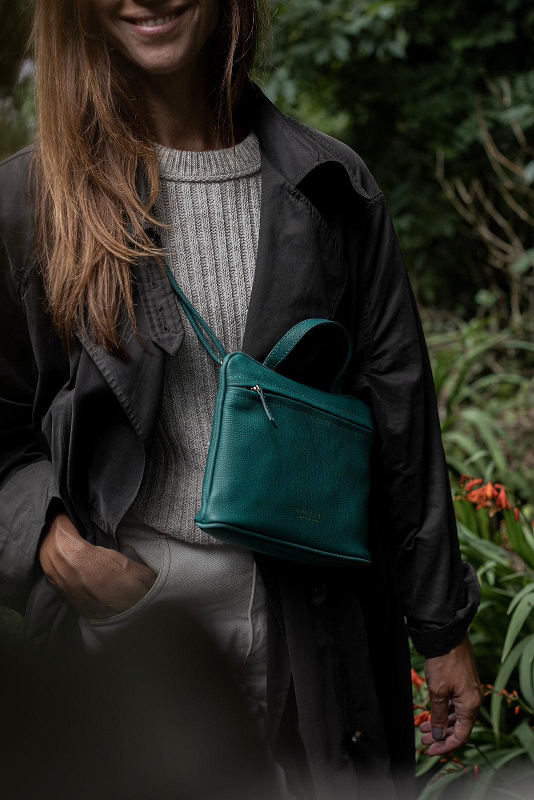 Bolso de mujer ligero y funcional en piel América color verde caqui. Bandolera de tamaño pequeño.