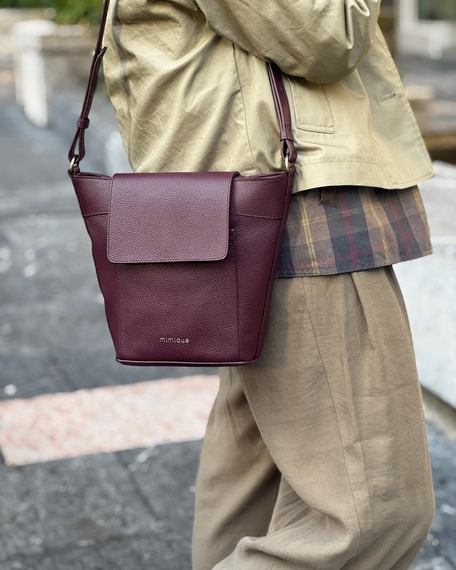 Bolso de piel para mujer Andrín Mimique. Color burdeos. Bandolera grande calidad hecha en España