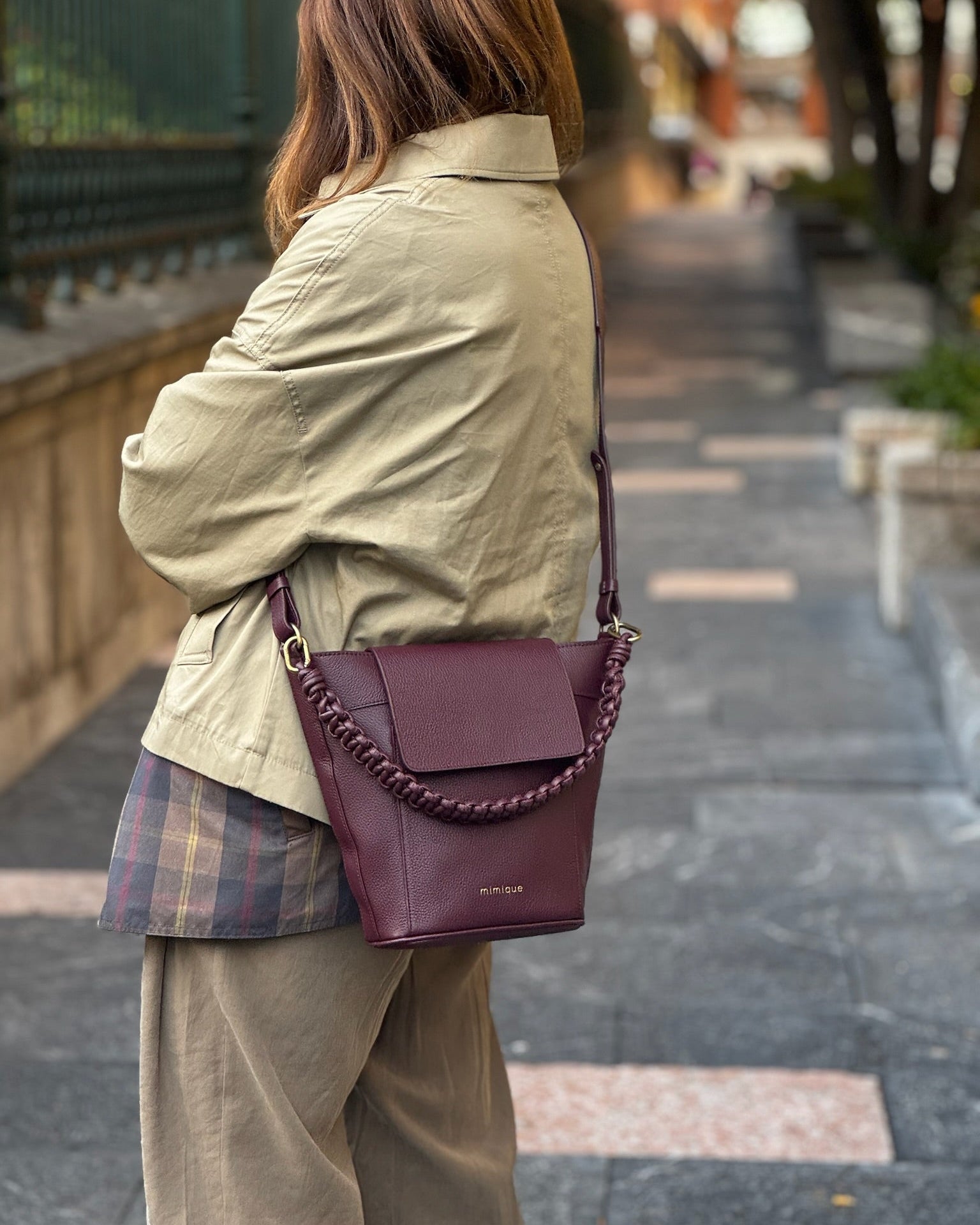 Bolso de piel para mujer Andrín Mimique. Color burdeos. Bandolera grande calidad hecha en España