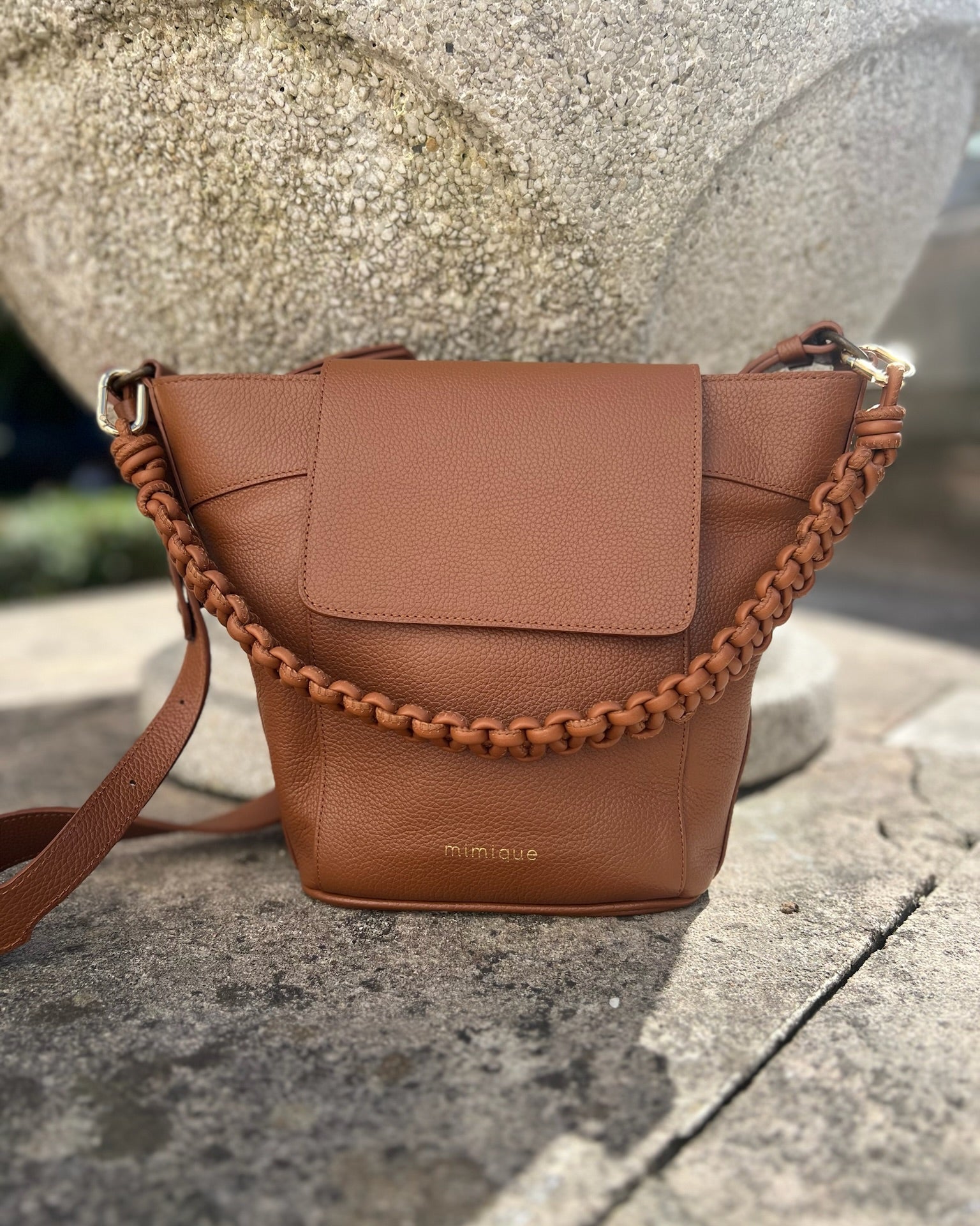 Bolso para mujer Andrín con asa de piel trenzada Mimique color cuero. Hecha a mano en España