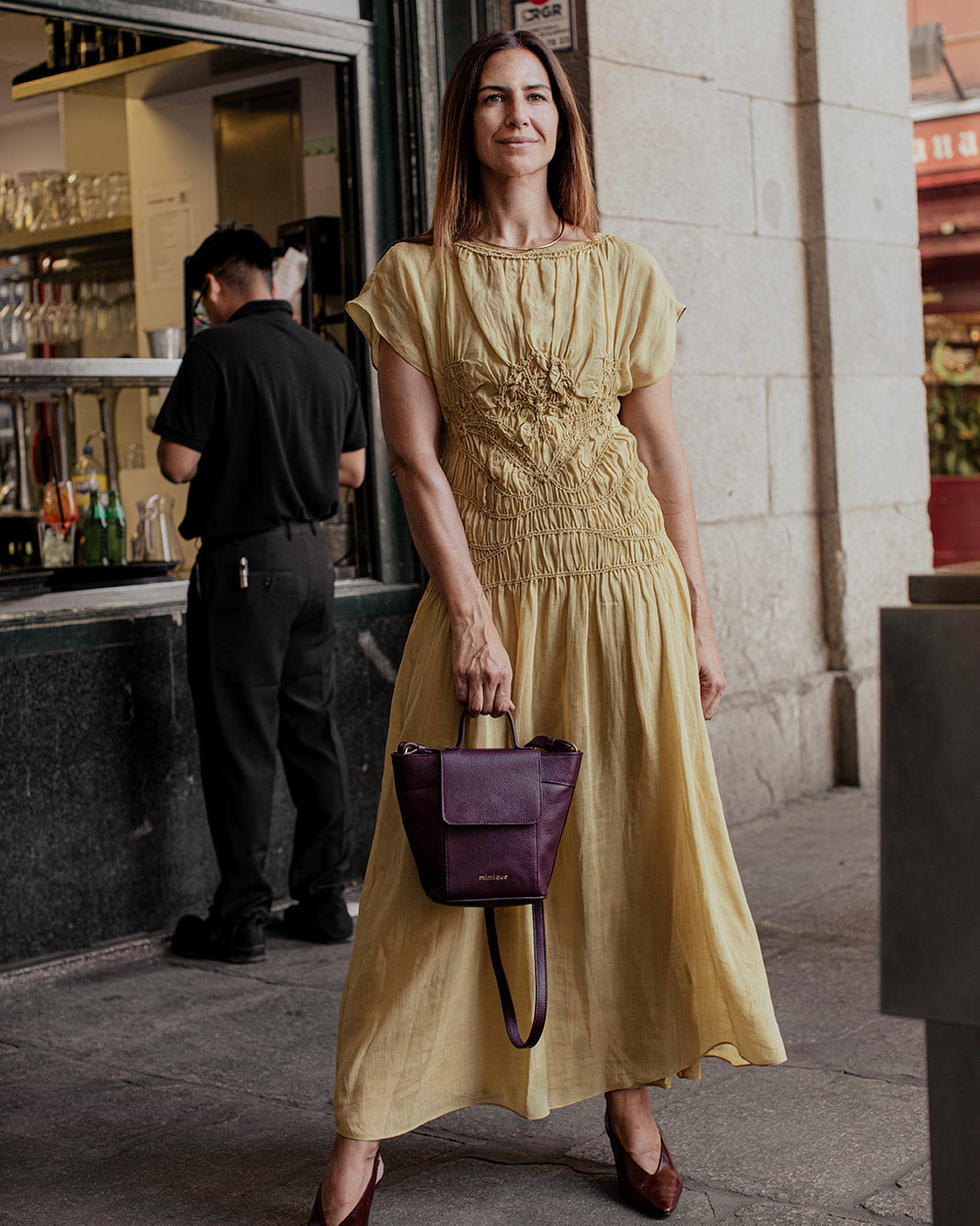 Bolso bandolera Andrín mini de Mimique en piel color burdeos. Con tapa, cremallera asa regulable