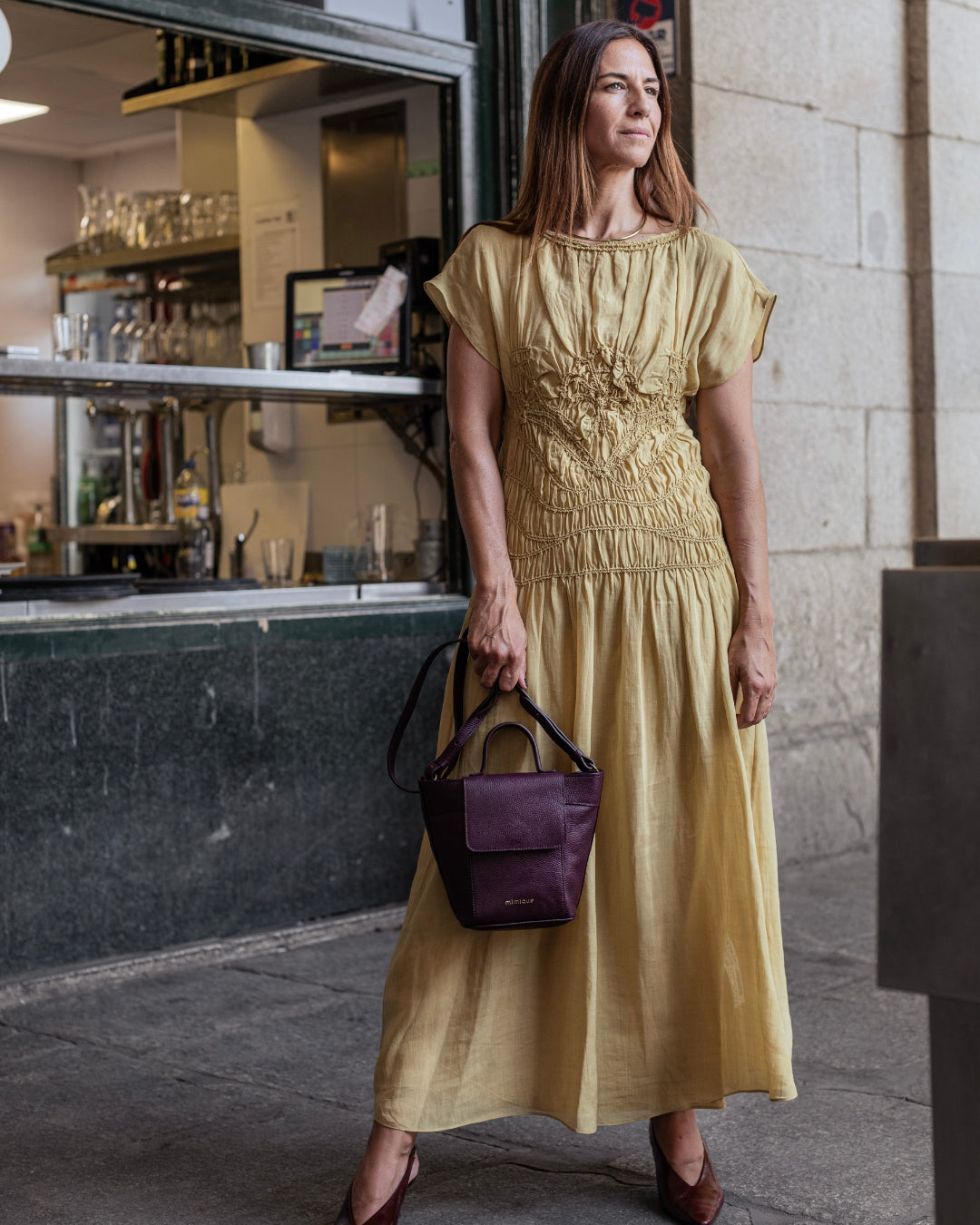 Bolso bandolera Andrín mini de Mimique en piel color burdeos. Con tapa, cremallera asa regulable