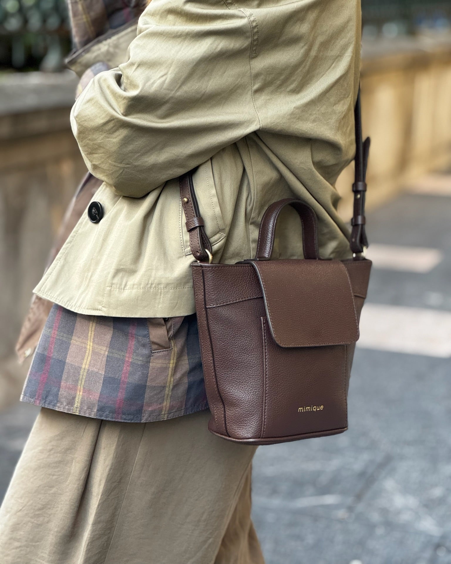 Bolso bandolera ajustable Andrín Mini de Mimique. Piel color marrón chocolate