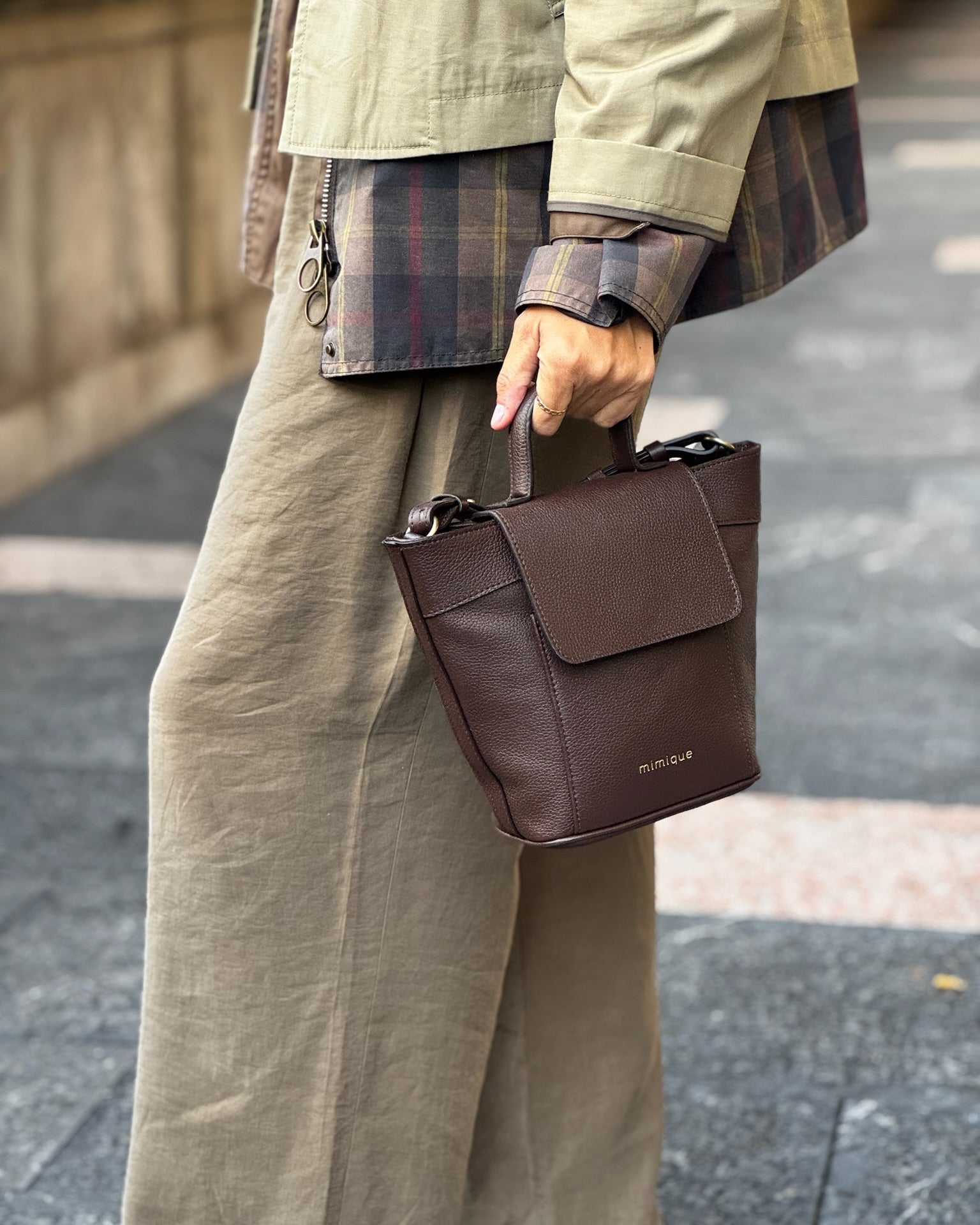 Bolso bandolera ajustable Andrín Mini de Mimique. Piel color marrón chocolate
