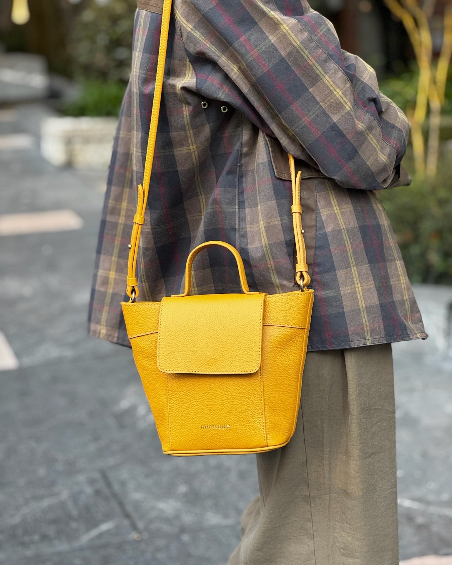 Bolso bandolera con tapa Andrín mini Mimique. Color mostaza. Piel de máxima calidad