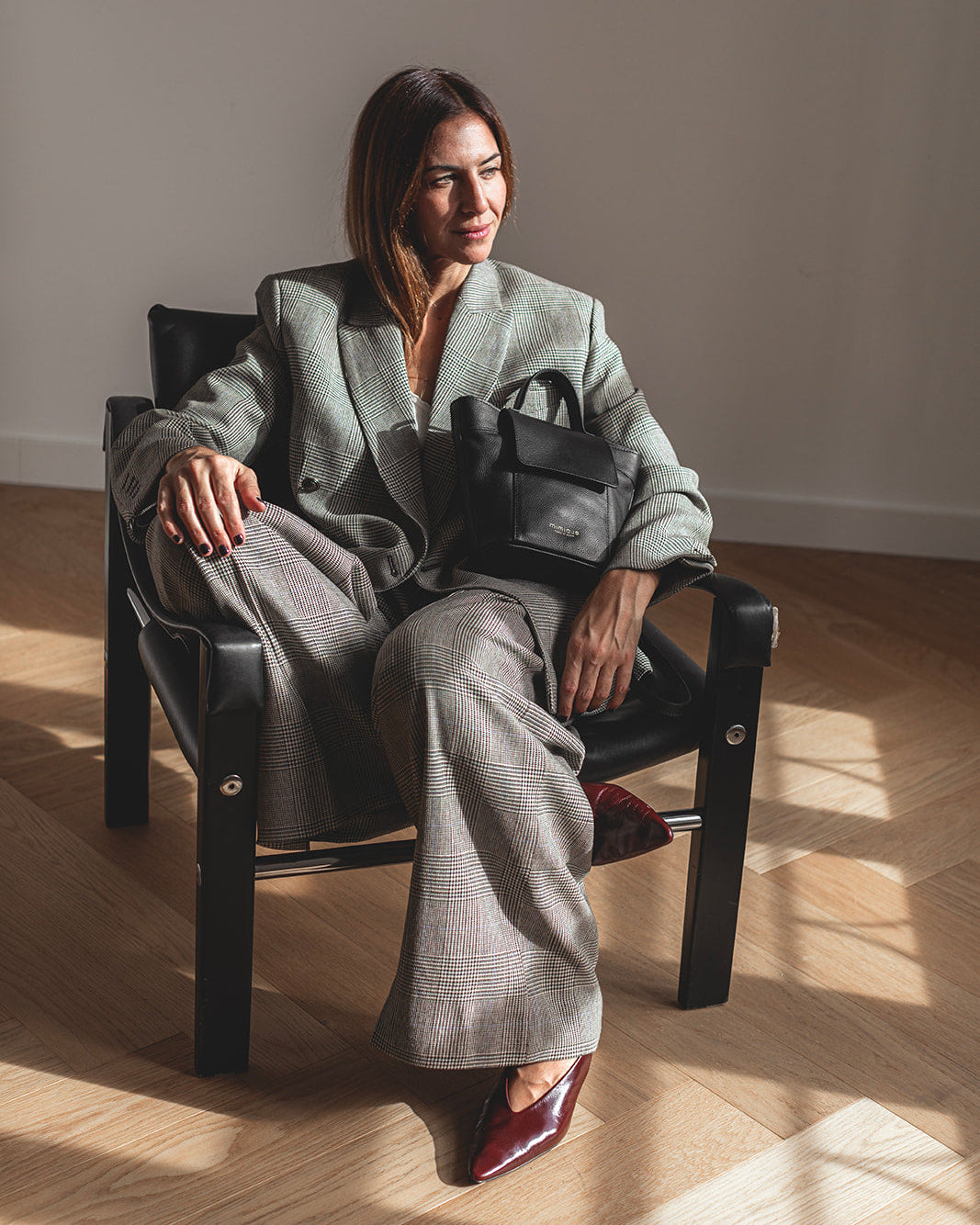 Bolso de piel negro Andrín mini Mimique. Bandolera ajustable y cierre con cremallera. Calidad made in Spain