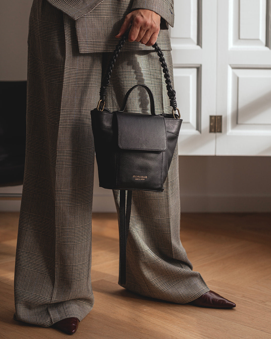 Bolso de piel negro Andrín mini Mimique. Bandolera ajustable y cierre con cremallera. Calidad made in Spain