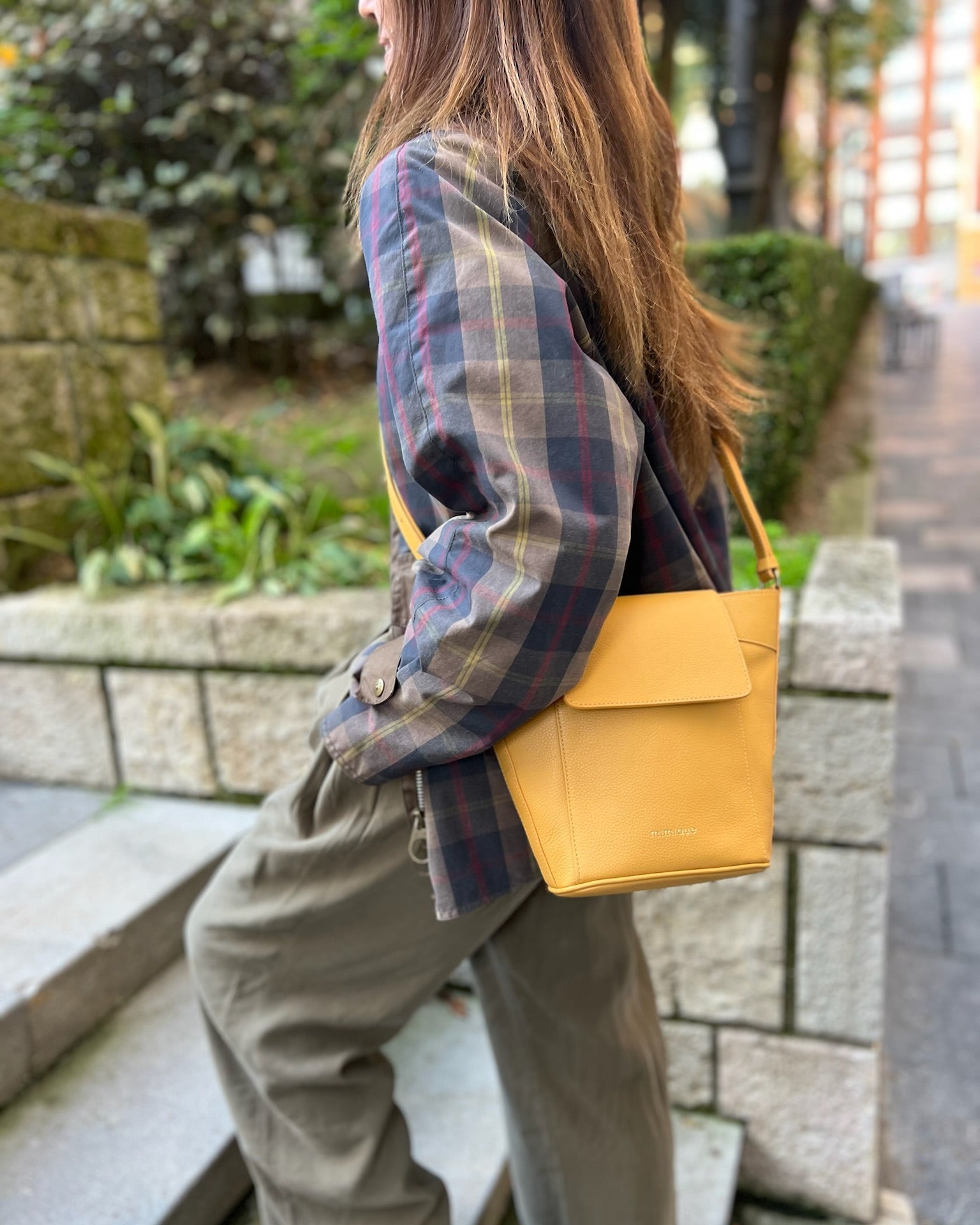 Bolso grande de piel Andrín Mimique mostaza. Bandolera regulable. Made in Spain