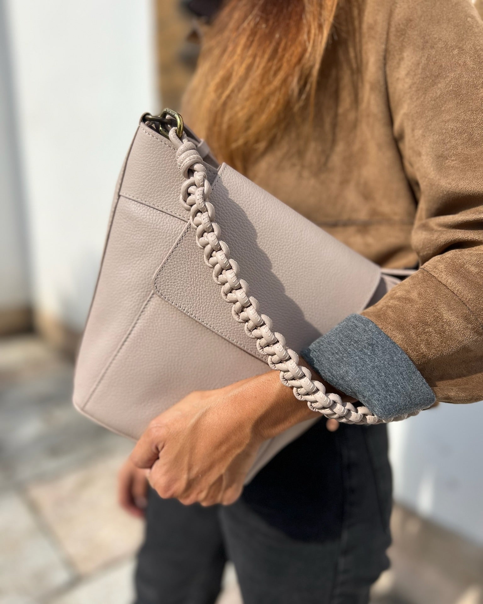 Bolso grande de piel de máxima calidad para mujer Andrín de Mimique. Color nude. Hecho en España
