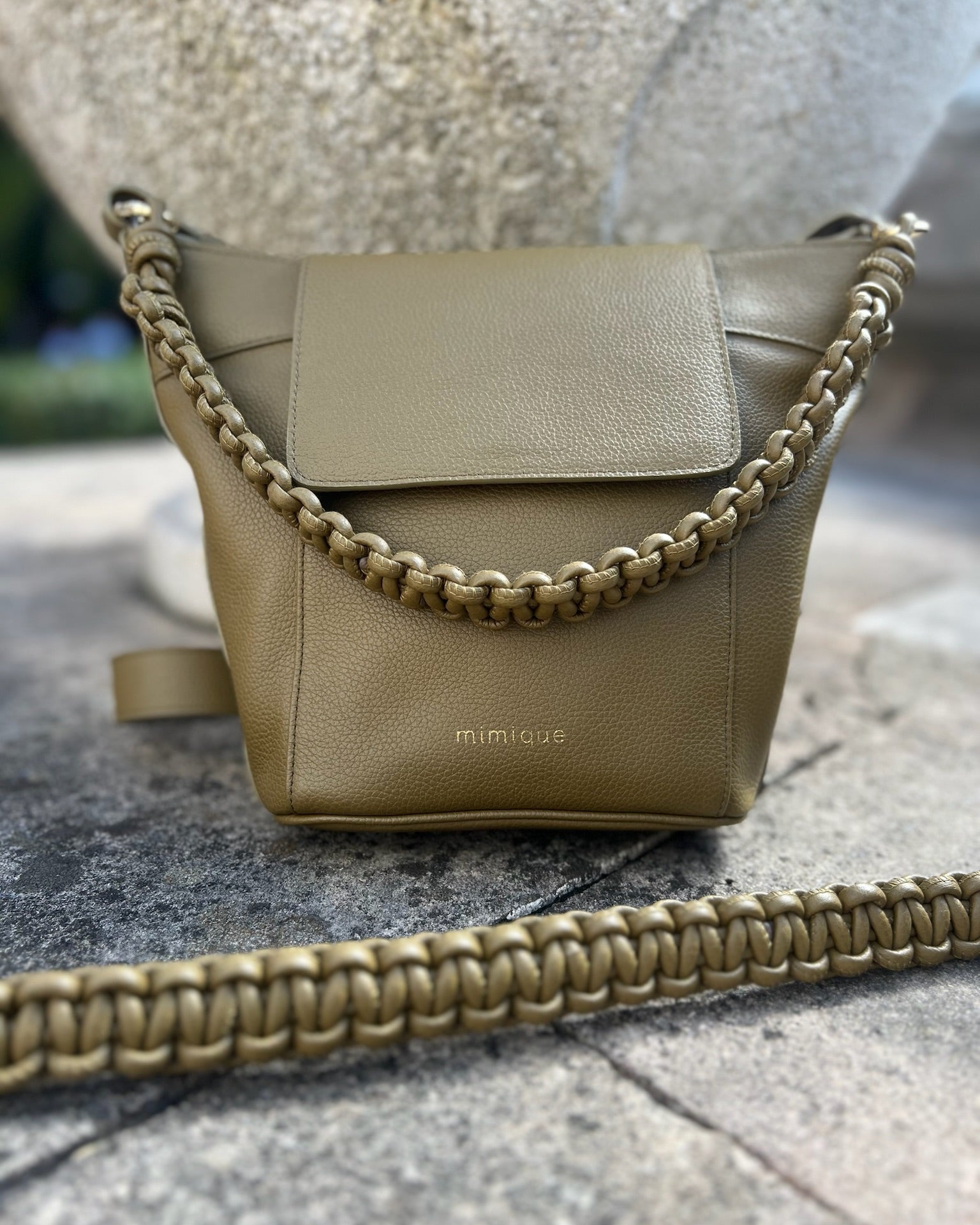 Asa de piel trenzada para bolso de mujer Mimique. Color verde oliva. Hecha en España