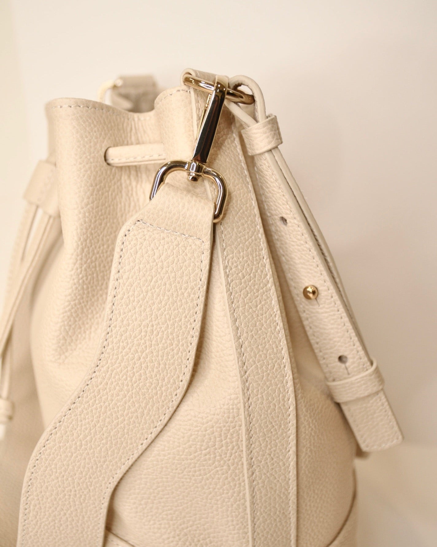 Bolso bombonera Serín de piel Mimique color crema. Hecho en España. Bandolera regulable. Herrajes dorados