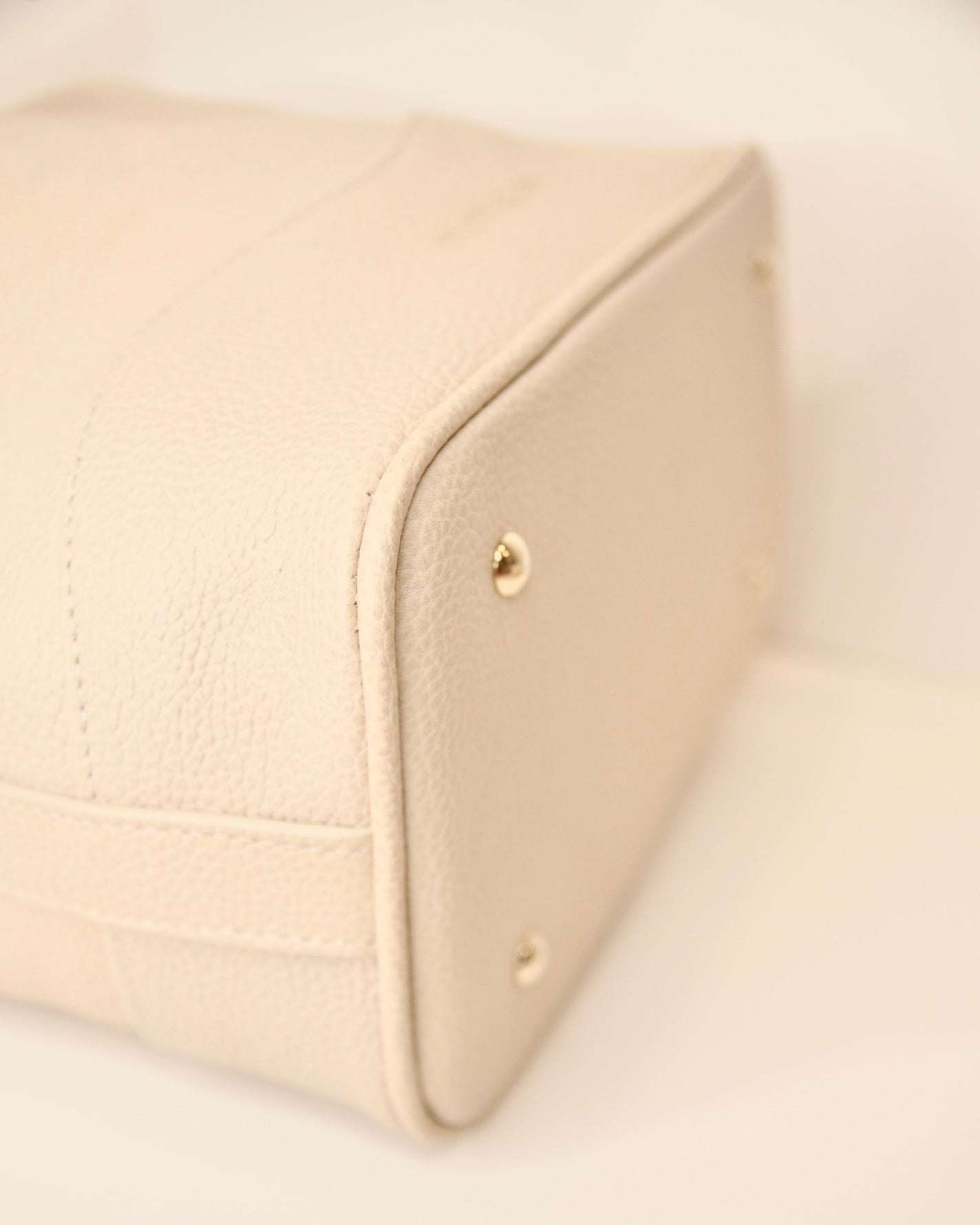 Bolso bombonera Serín de piel premium Mimique color crema con gran capacidad. Hecho a mano en España