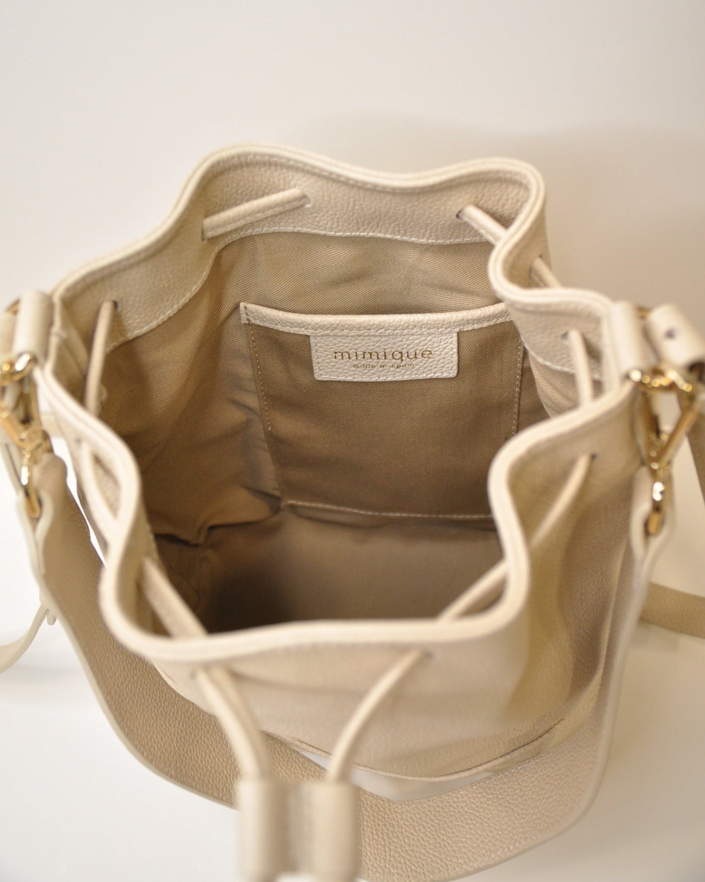 Bolso bombonera Serín de piel Mimique color crema. Hecho en España en piel de máxima calidad. Forro y bolsillo interior
