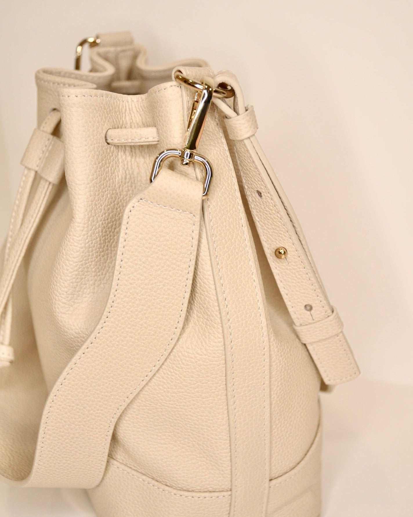 Bolso bombonera Serín para mujer en piel Mimique color crema. Hecho en España. Con asa ajustable y asa de mano