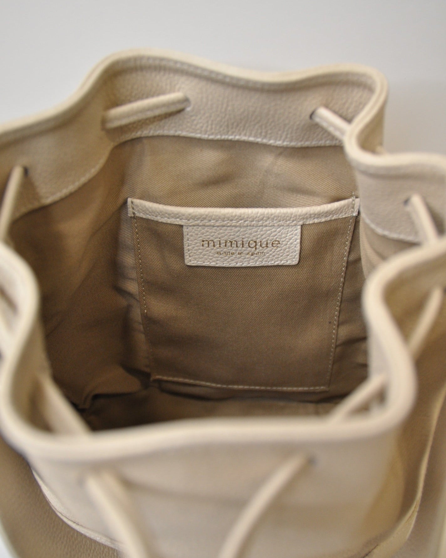 Bolso bandolera bombonera Serín de piel natural de calidad Mimique color crema. Hecho en España. Bolsillo interior