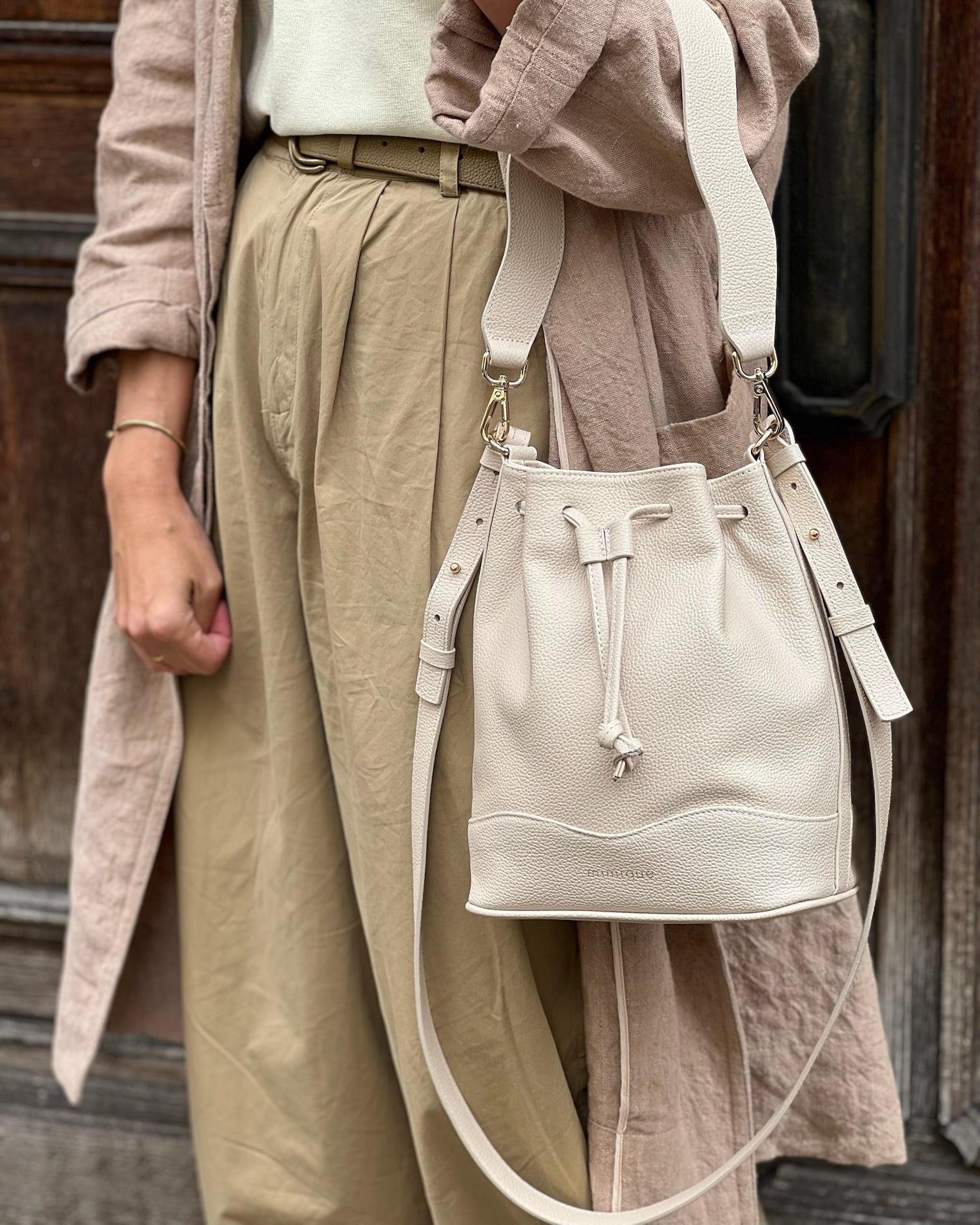 Bolso bombonera Serín de piel Mimique color crema, elegante, cómodo y versátil. Asa regulable y asa de mano