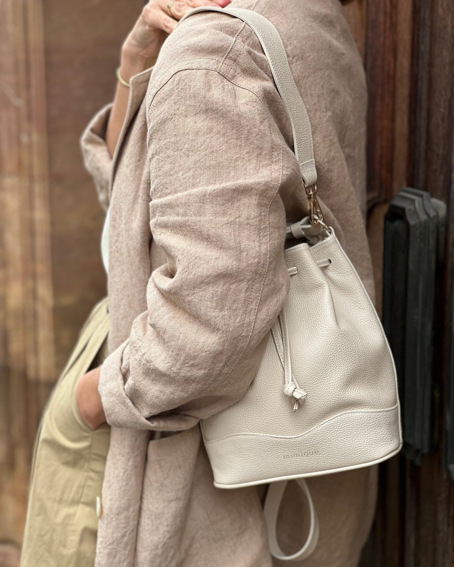 Bolso bombonera Serín de piel Mimique color crema. Producción artesanal en España