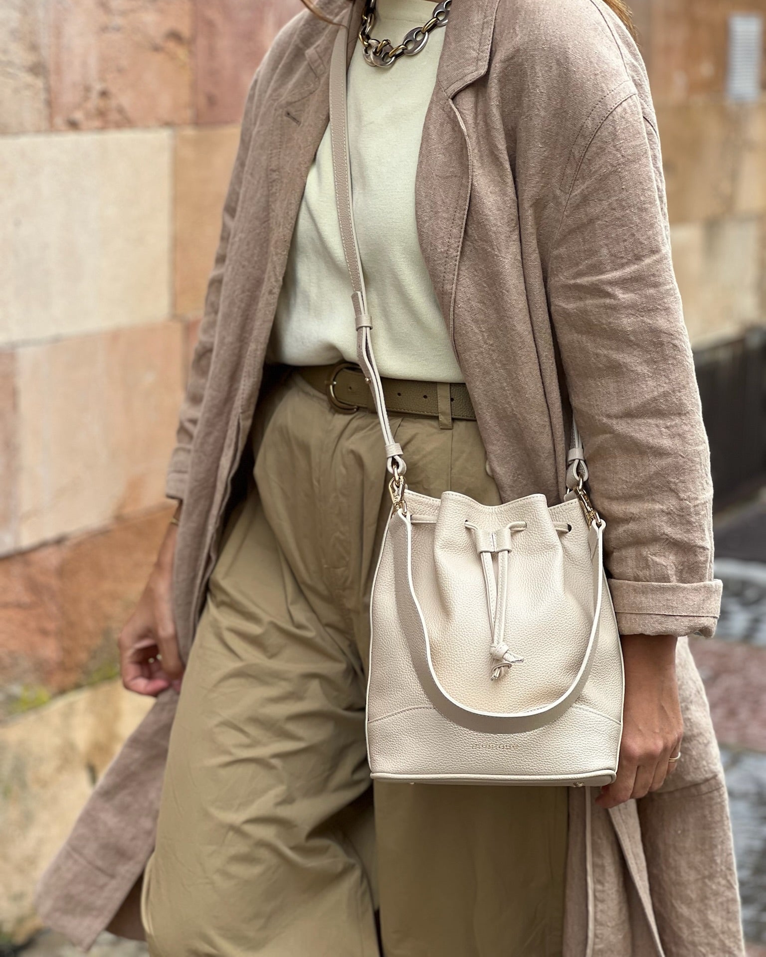 Bolso bombonera Serín de piel Mimique color crema. Hecho en España