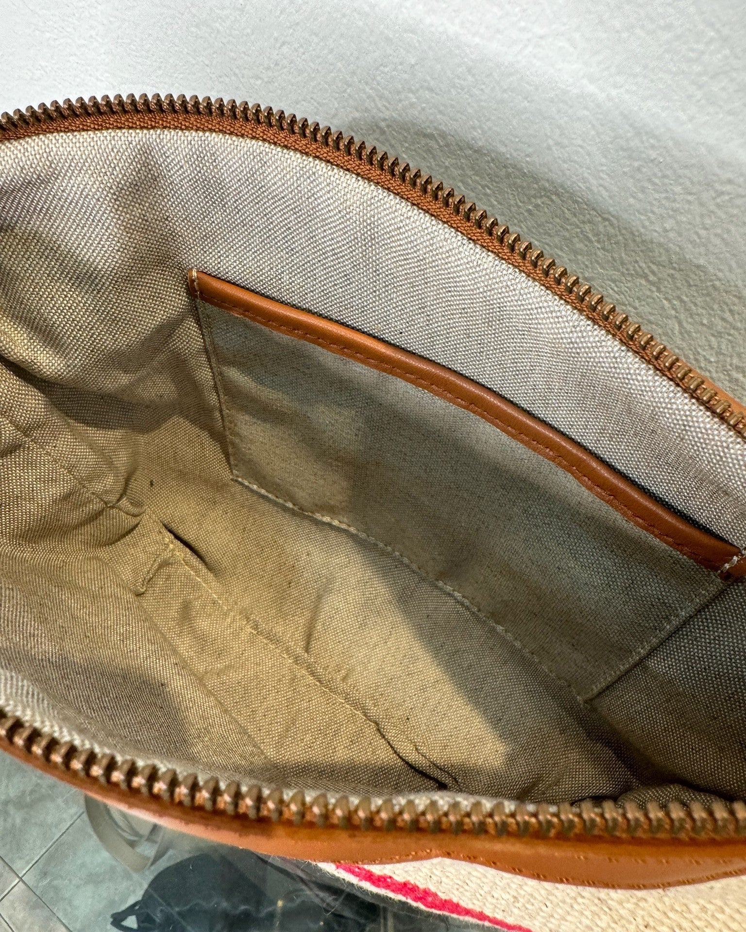 bolso de mano, pouch y neceser de piel y loneta rústica Rodiles de Mimique en crudo con raya sandía. Bolsillo interior