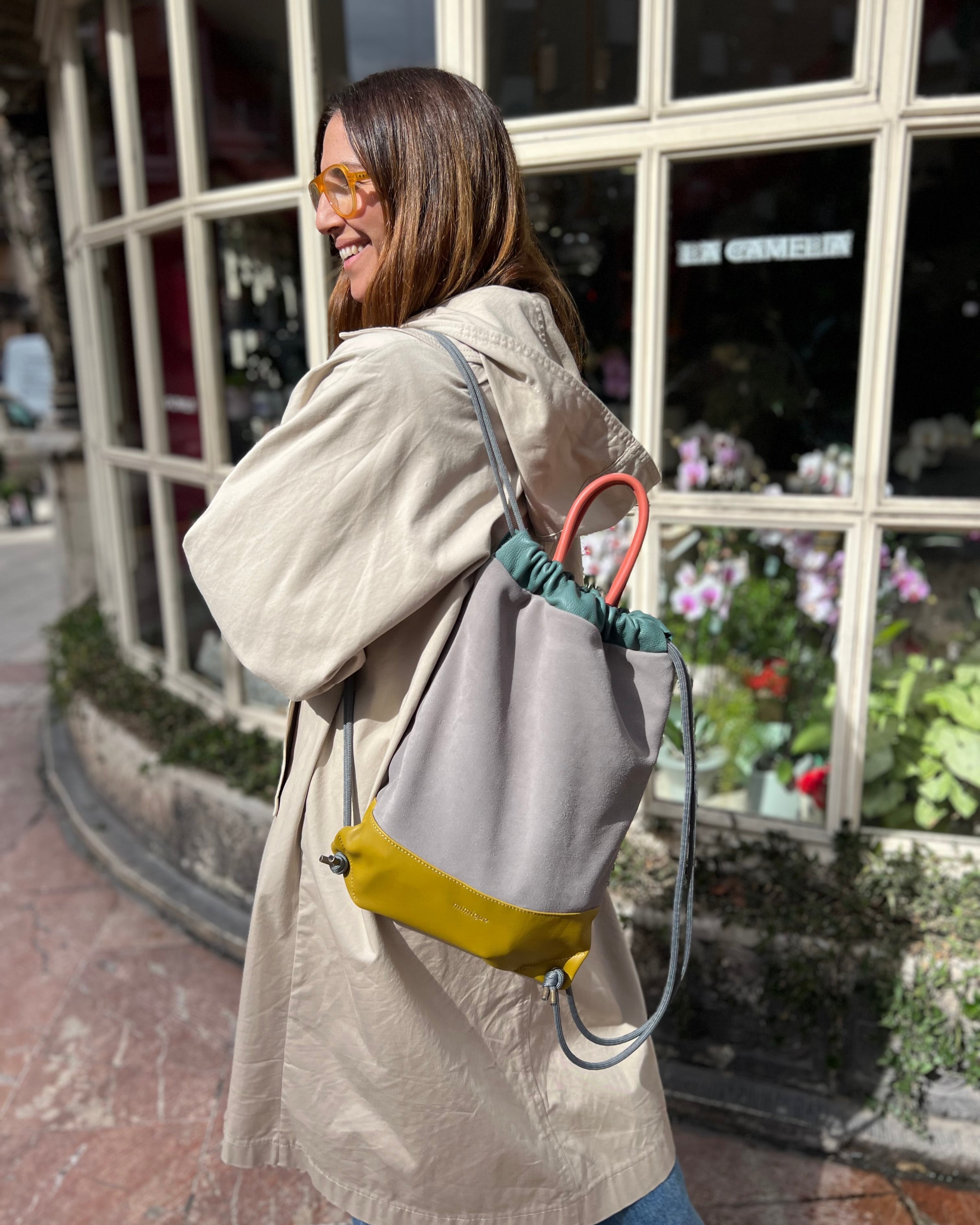 Mochila Arra Mimique de piel y ante serraje gris. Gran capacidad y calidad