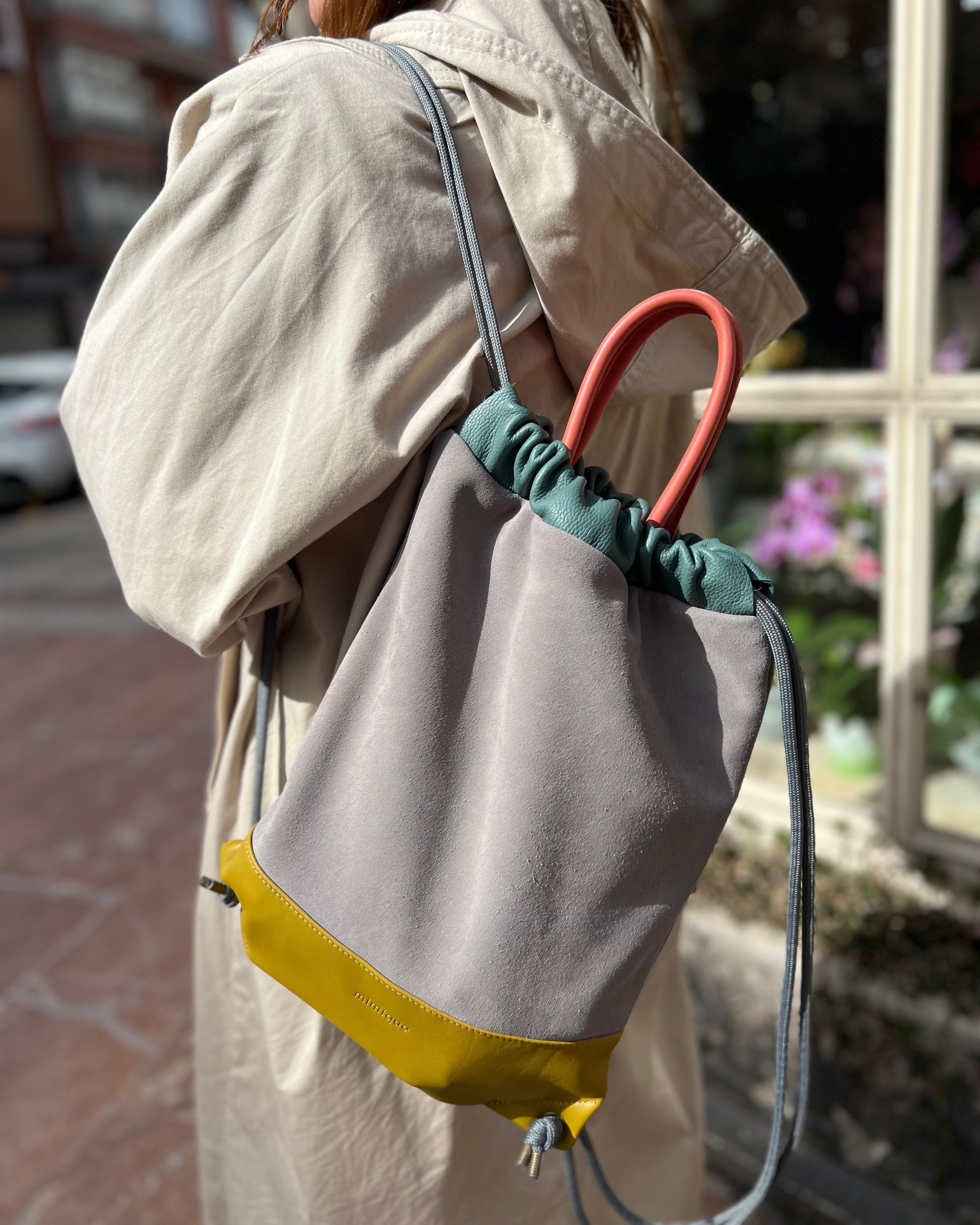 Mochila Arra Mimique de piel y ante serraje gris. Gran capacidad y calidad