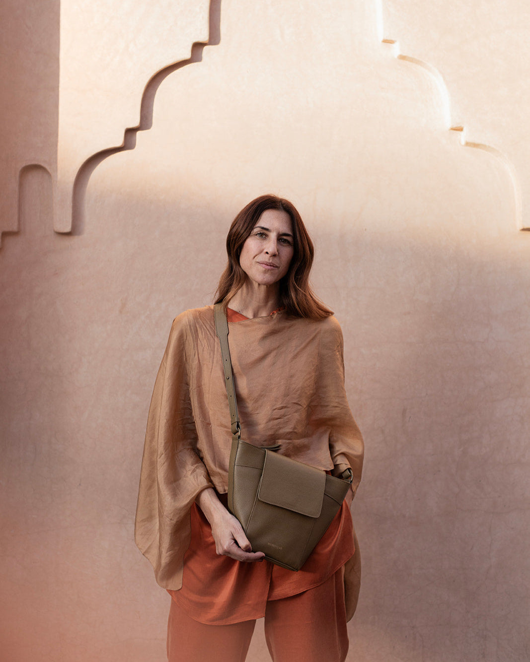 Bolso bandolera ajustable de piel para mujer Andrín Mimique. Con tapa y cremallera