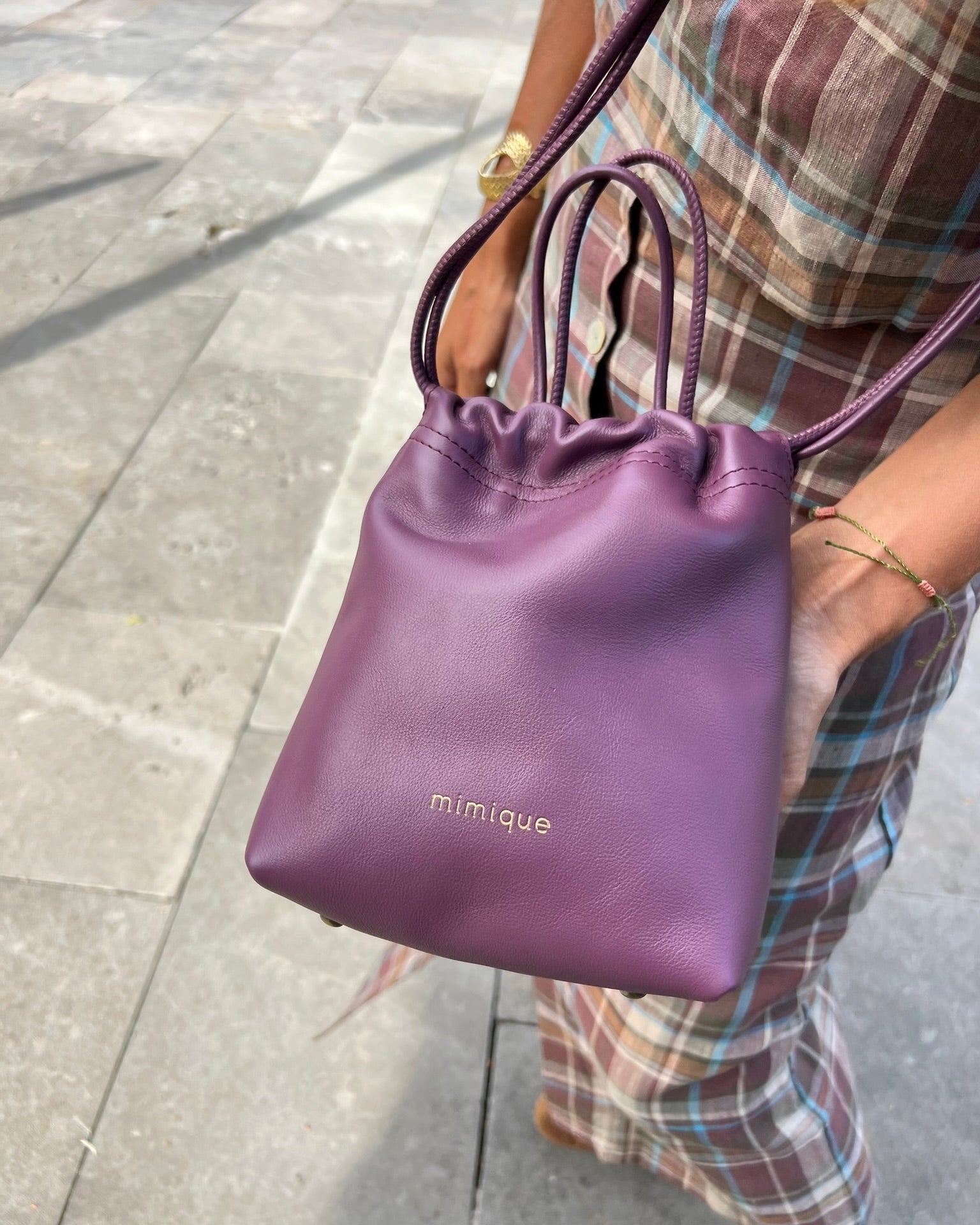 Bolso Bandolera de piel Cue de Mimique. Color Uva. Hecho en España