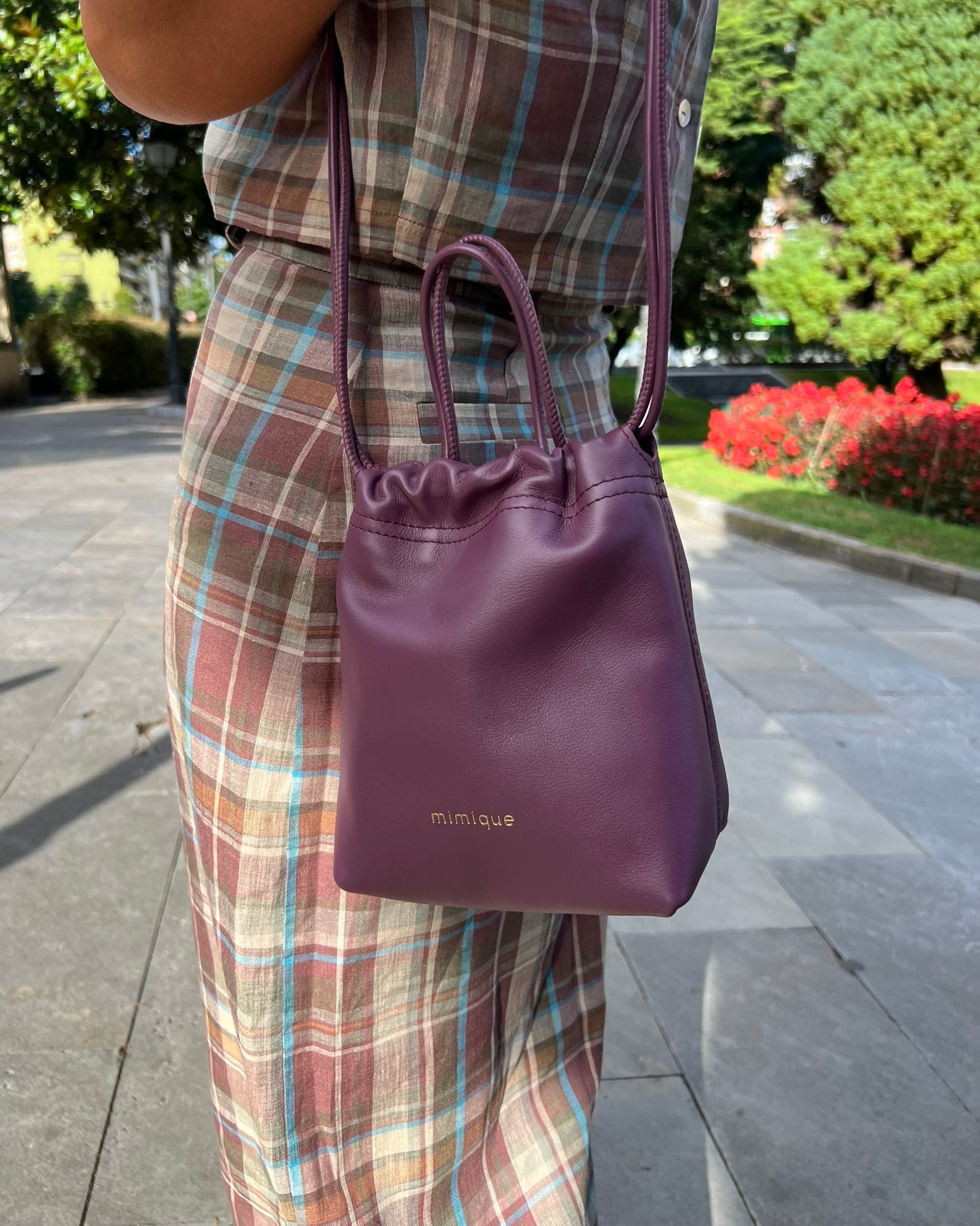 Bolso Bandolera de piel Cue de Mimique. Color Uva. Hecho en España