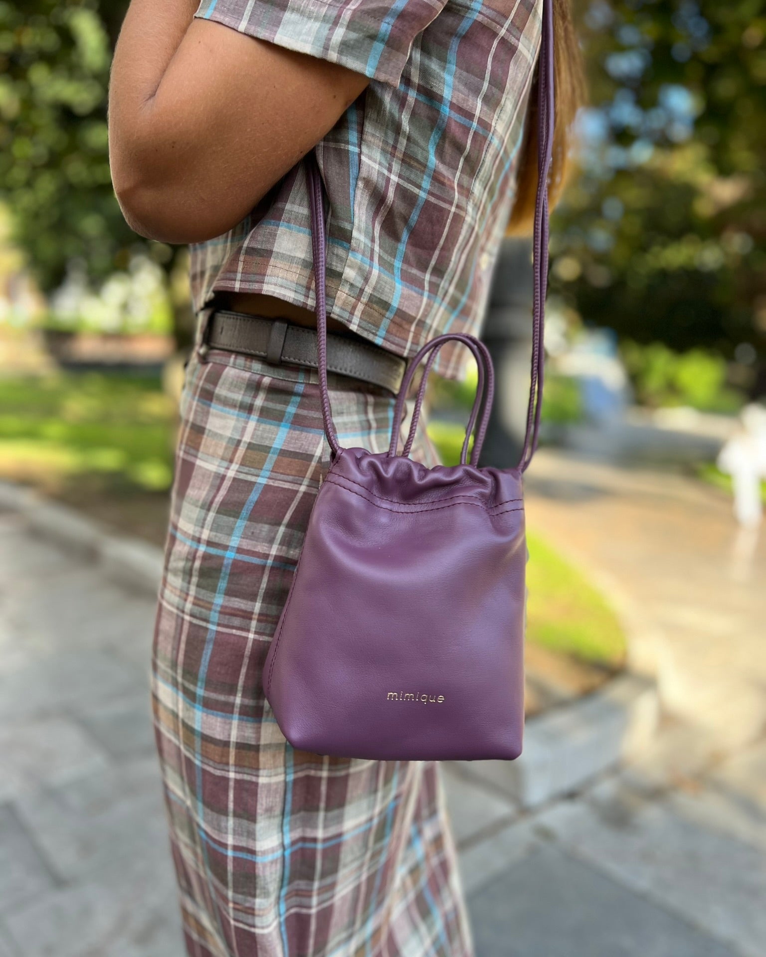 Bolso bombonera de piel para mujer Cue de Mimique. Color Uva. Hecho en España