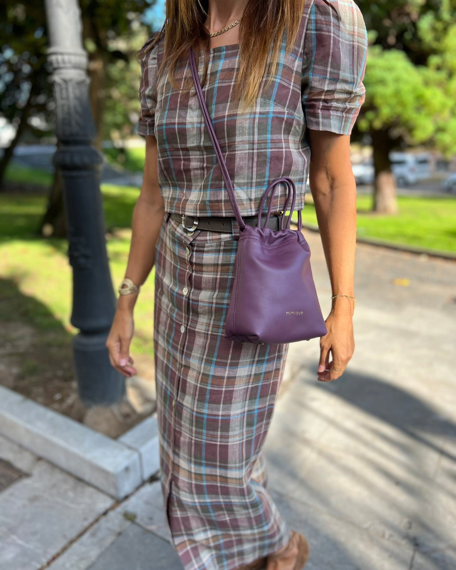 Bolso bombonera de piel para mujer Cue de Mimique. Color Uva. Hecho en España
