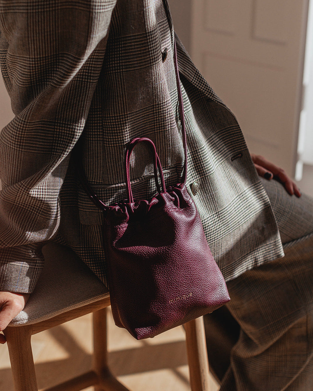 Bandolera de piel burdeos para mujer Cue Mimique. Calidad made in Spain