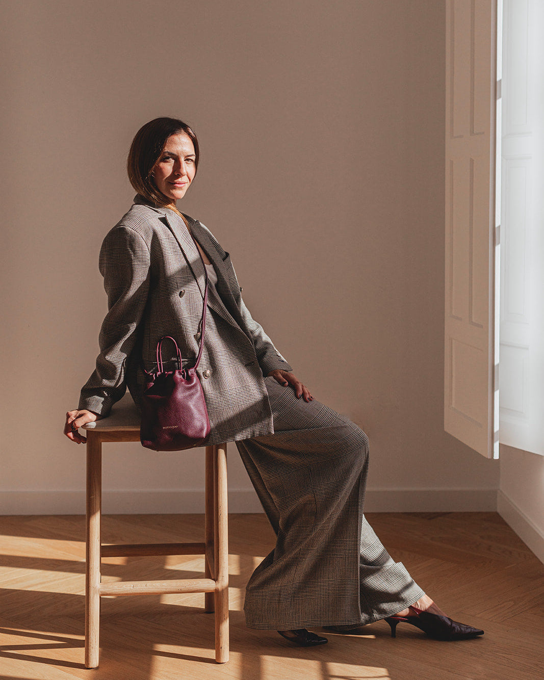 Bandolera de piel burdeos para mujer Cue Mimique. Calidad made in Spain