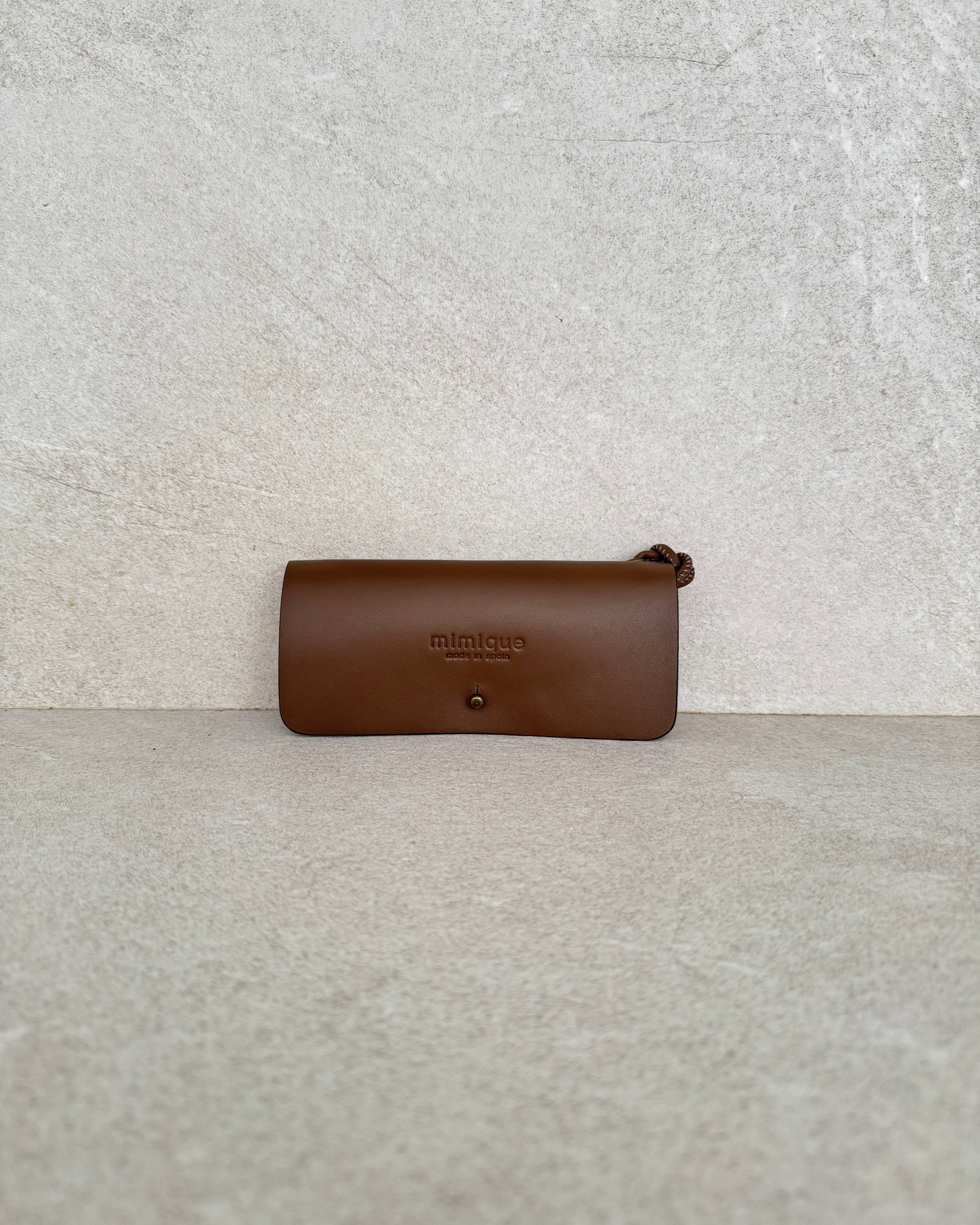 Funda de gafas Mimique de piel color topo marrón. Para todas las gafas