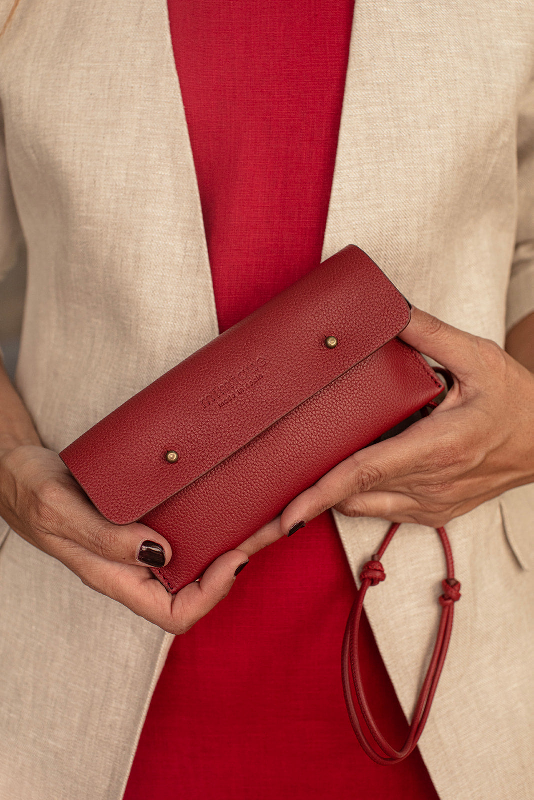 Funda de móvil Mimique en piel rojo. Hecha a mano en España