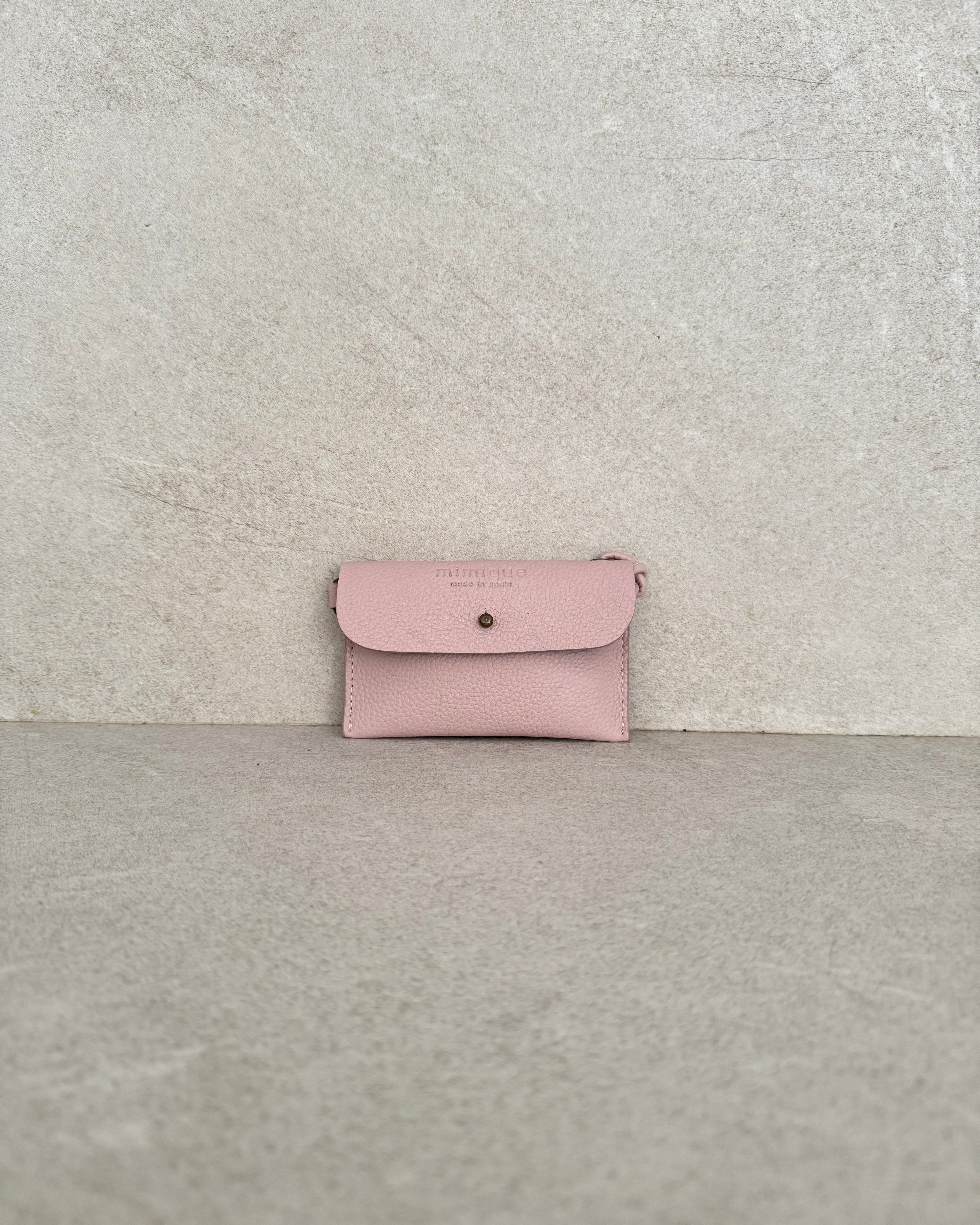 Funda de piel multiusos con cordón. Llaves del coche. Color maquillaje