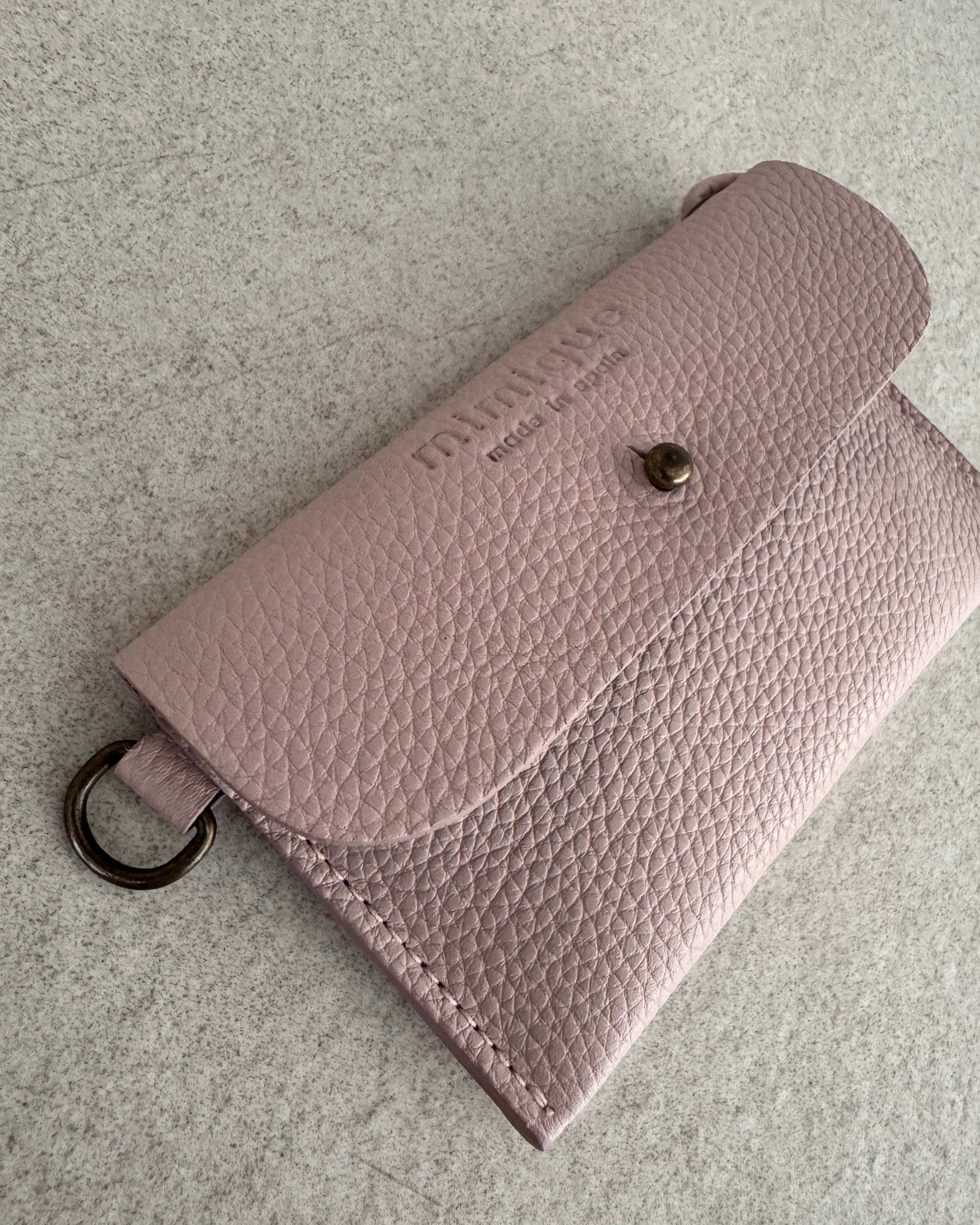 Funda de piel multiusos con cordón. Llaves del coche. Color maquillaje
