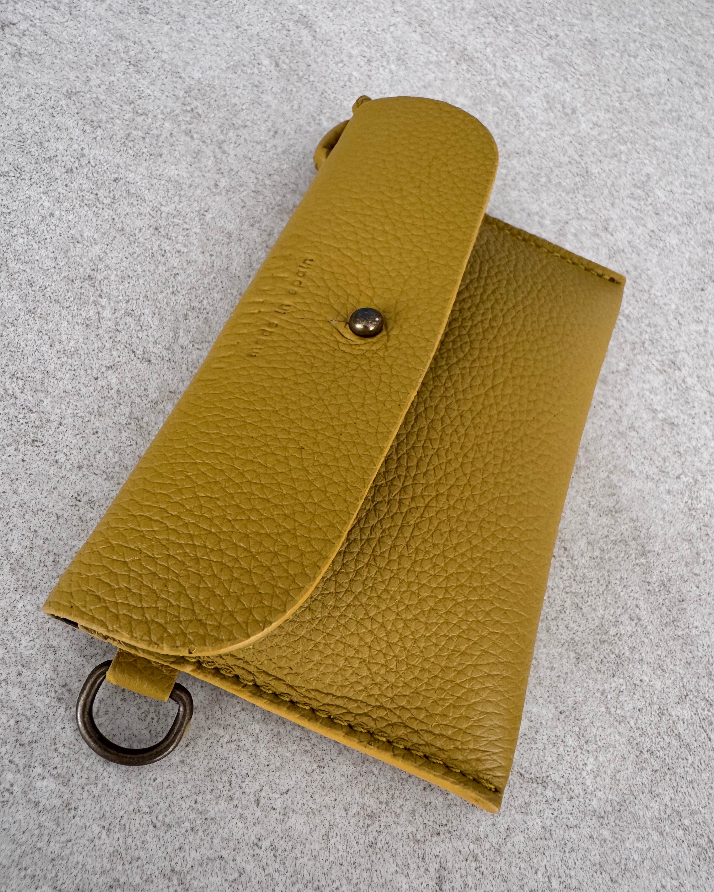 Funda multiusos de piel Mimique color mostaza. Práctica y versátil