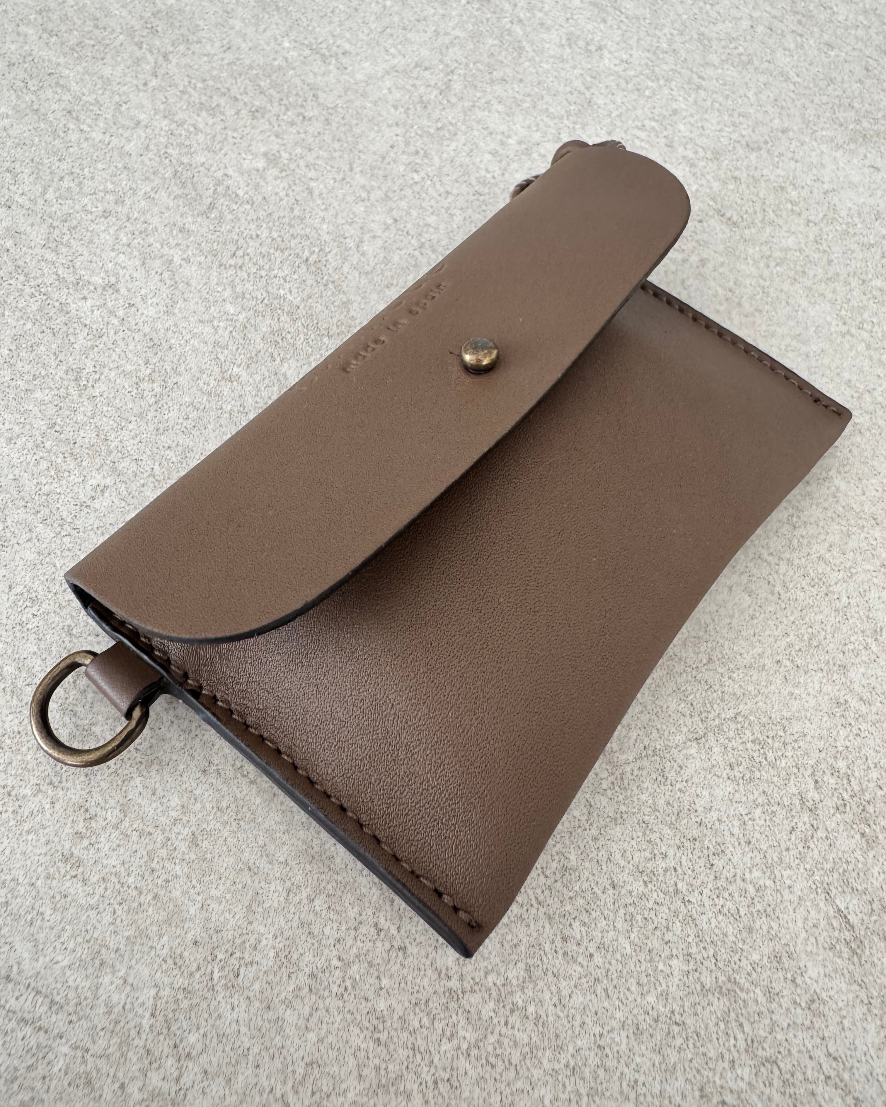 Funda de piel multiusos Mimique hecha en España color topo