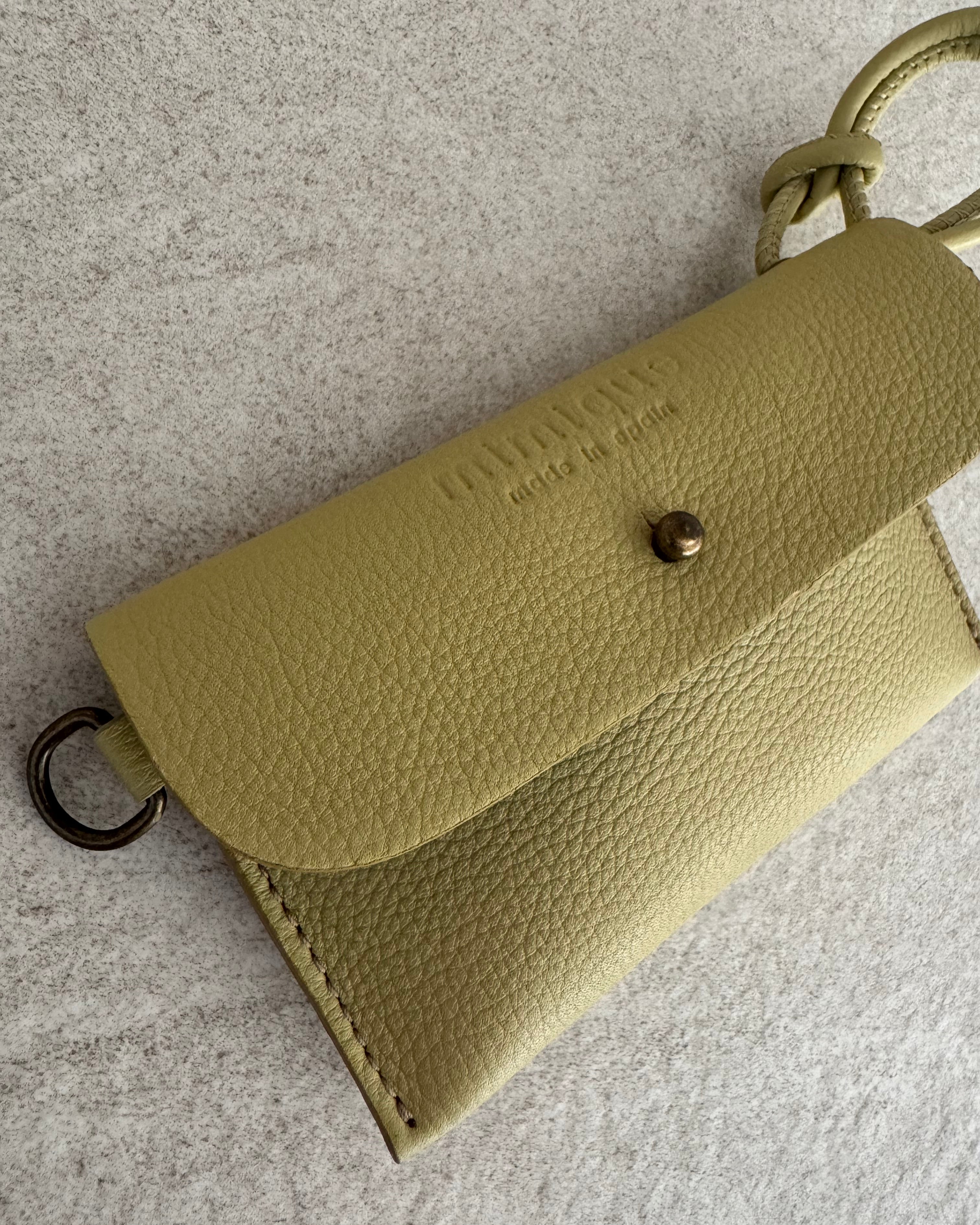 Funda de piel con cordón y arandela llaves. Gran capacidad