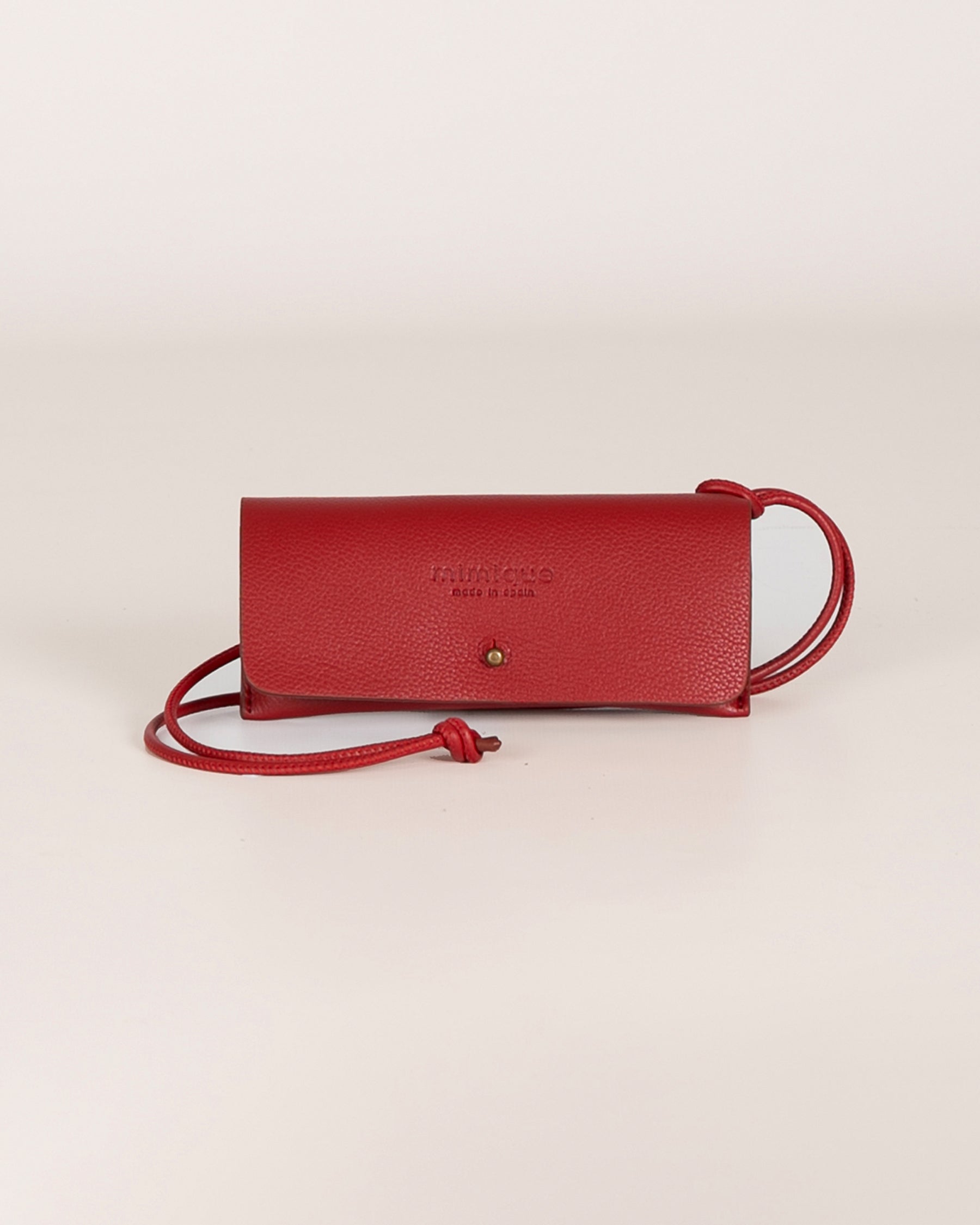 Funda d e gafas de piel para colgar de Mimique color rojo guinda. Hecha en España