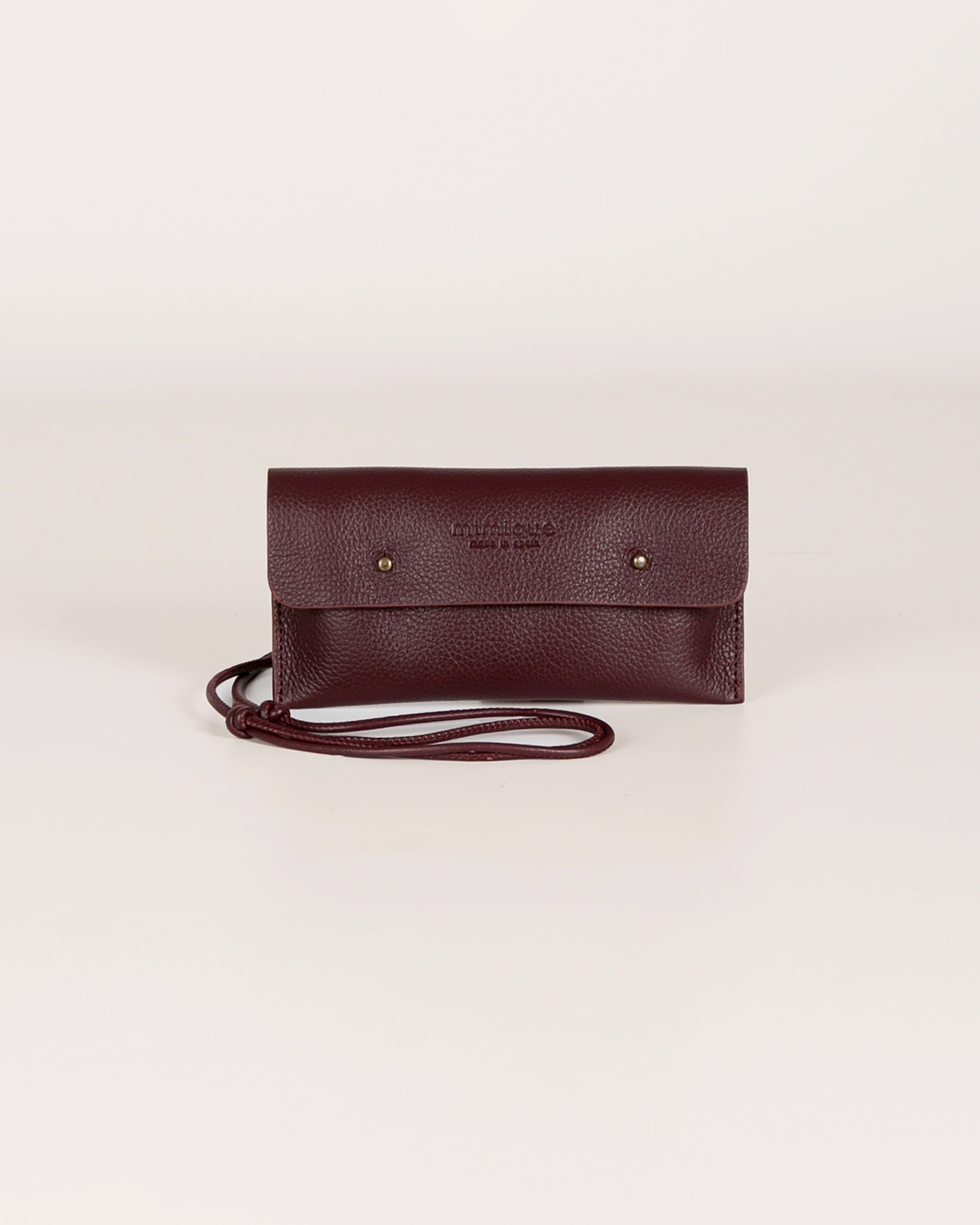 Funda para móviles de piel Mimique. Hecha en España. Color burdeos. Cordón ajustable