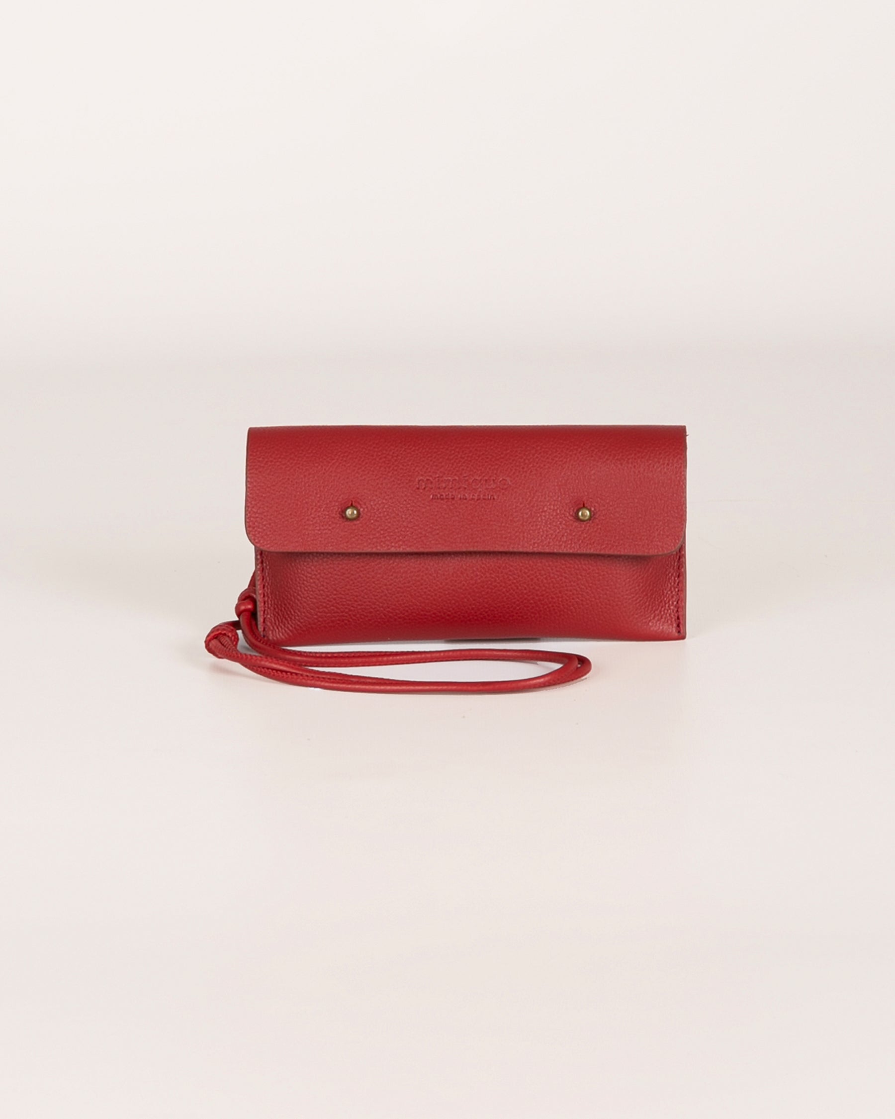 Funda de móvil Mimique en piel rojo guinda. Hecha a mano en España
