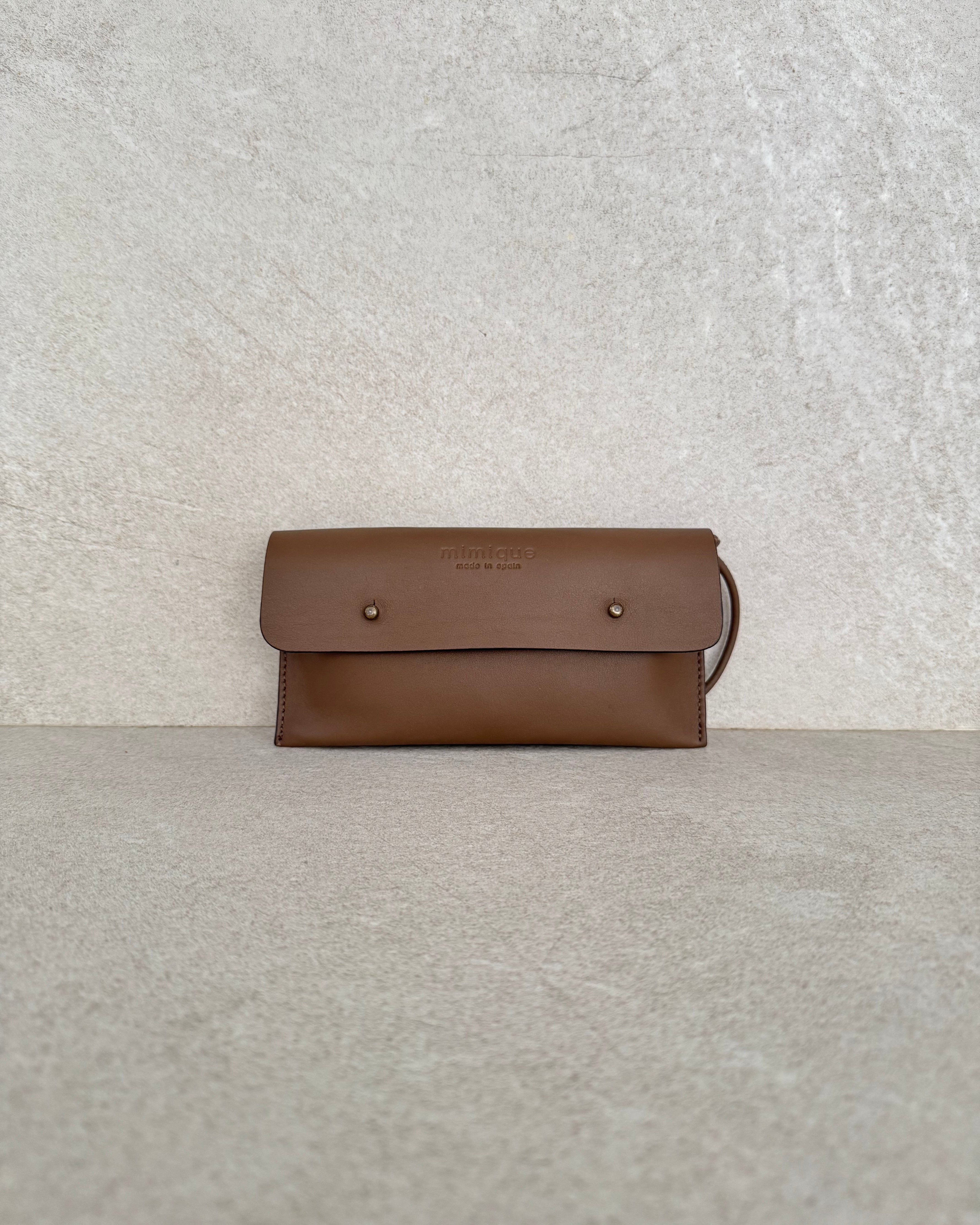 Funda móvil para colgar de piel topo marrón Mimique made in Spain